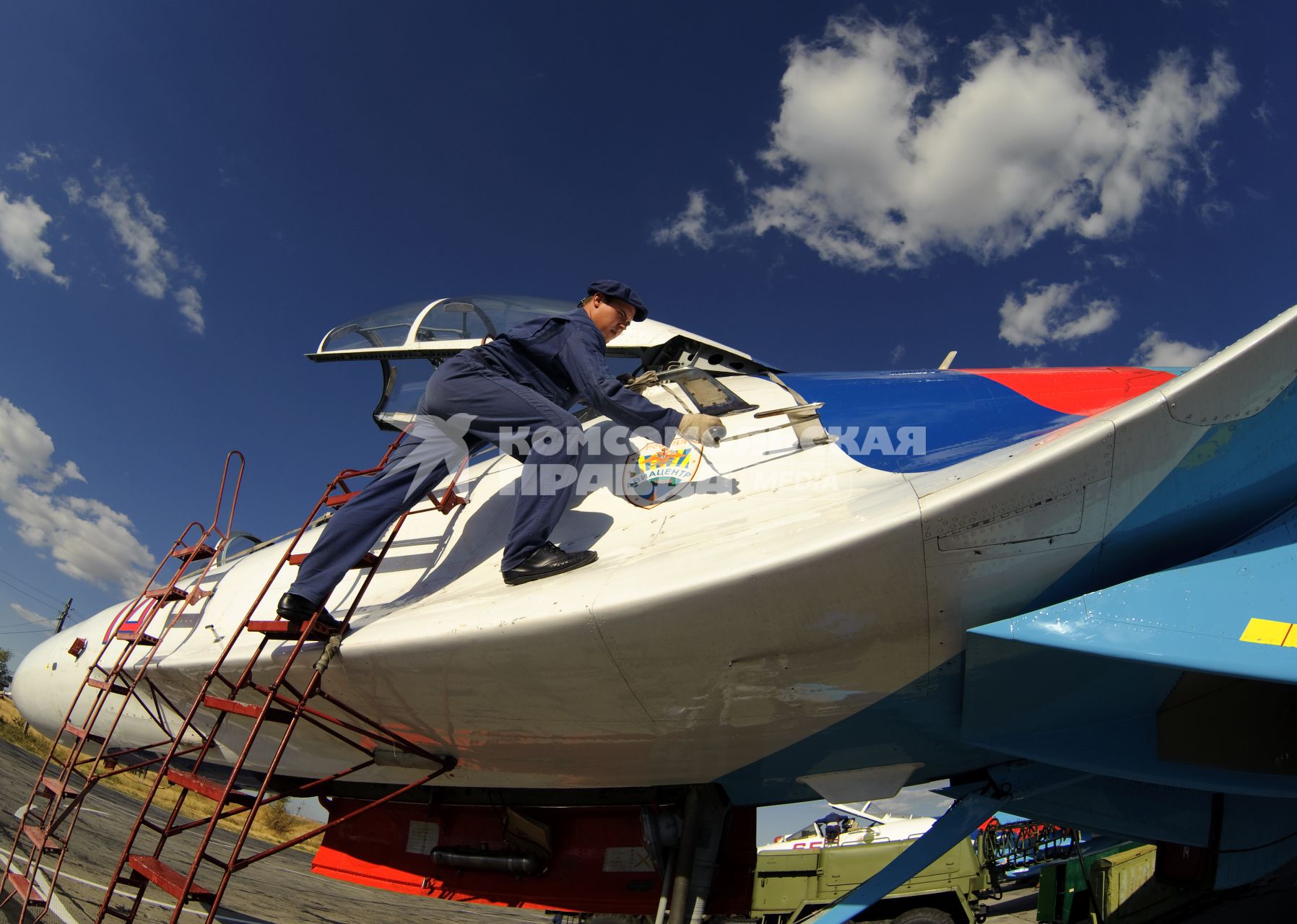 3 сентября 2010. Волгоградская область. Авиабаза российских ВВС \" Мариновка \". Пилотажные группы \" Соколы России \", \" Русские витязи \" и \" Стрижи \" тренируются перед авиашоу на праздновании дня города в Волгограде. Проведение авиашоу было приурочено к столетию Качинского училища летчиков. Многие летчики из пилотажных групп в свое время закончили Качинское высшее военное авиационное училище.