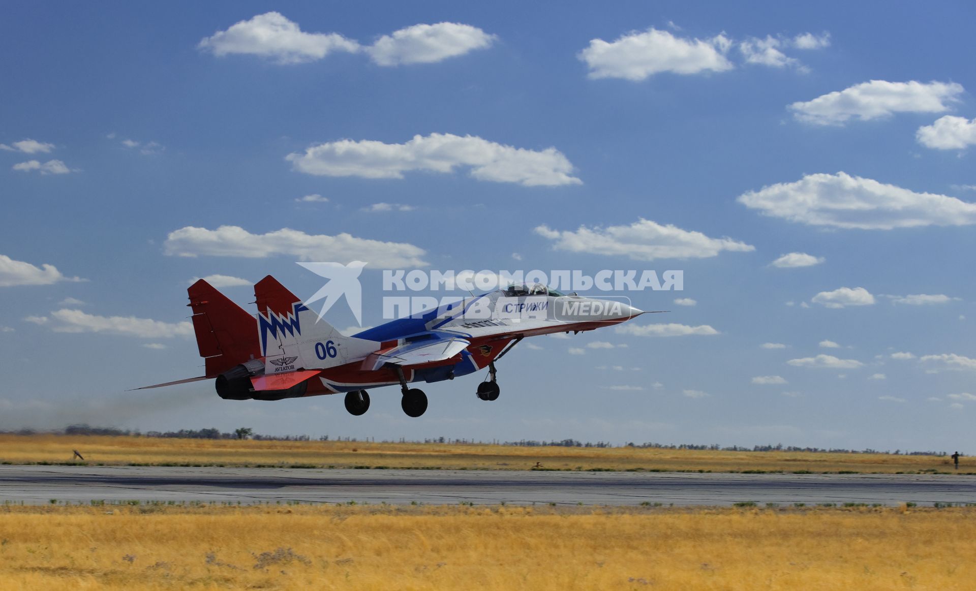 3 сентября 2010. Волгоградская область. Авиабаза российских ВВС \" Мариновка \". Пилотажные группы \" Соколы России \", \" Русские витязи \" и \" Стрижи \" тренируются перед авиашоу на праздновании дня города в Волгограде. Проведение авиашоу было приурочено к столетию Качинского училища летчиков. Многие летчики из пилотажных групп в свое время закончили Качинское высшее военное авиационное училище.