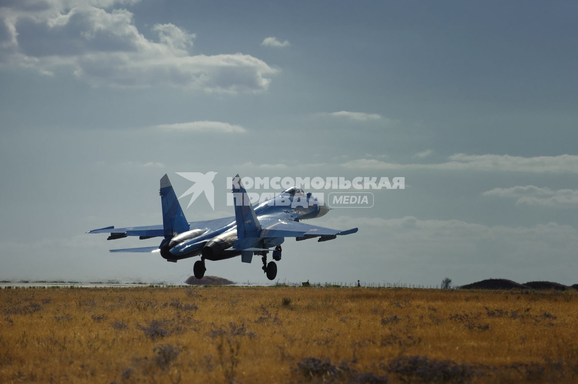 3 сентября 2010. Волгоградская область. Авиабаза российских ВВС \" Мариновка \". Пилотажные группы \" Соколы России \", \" Русские витязи \" и \" Стрижи \" тренируются перед авиашоу на праздновании дня города в Волгограде. Проведение авиашоу было приурочено к столетию Качинского училища летчиков. Многие летчики из пилотажных групп в свое время закончили Качинское высшее военное авиационное училище.