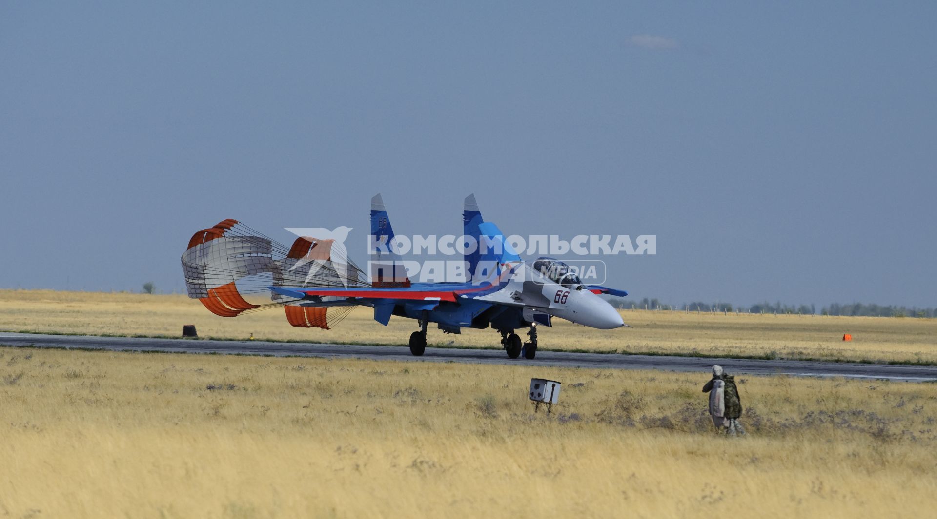 3 сентября 2010. Волгоградская область. Авиабаза российских ВВС \" Мариновка \". Пилотажные группы \" Соколы России \", \" Русские витязи \" и \" Стрижи \" тренируются перед авиашоу на праздновании дня города в Волгограде. Проведение авиашоу было приурочено к столетию Качинского училища летчиков. Многие летчики из пилотажных групп в свое время закончили Качинское высшее военное авиационное училище.