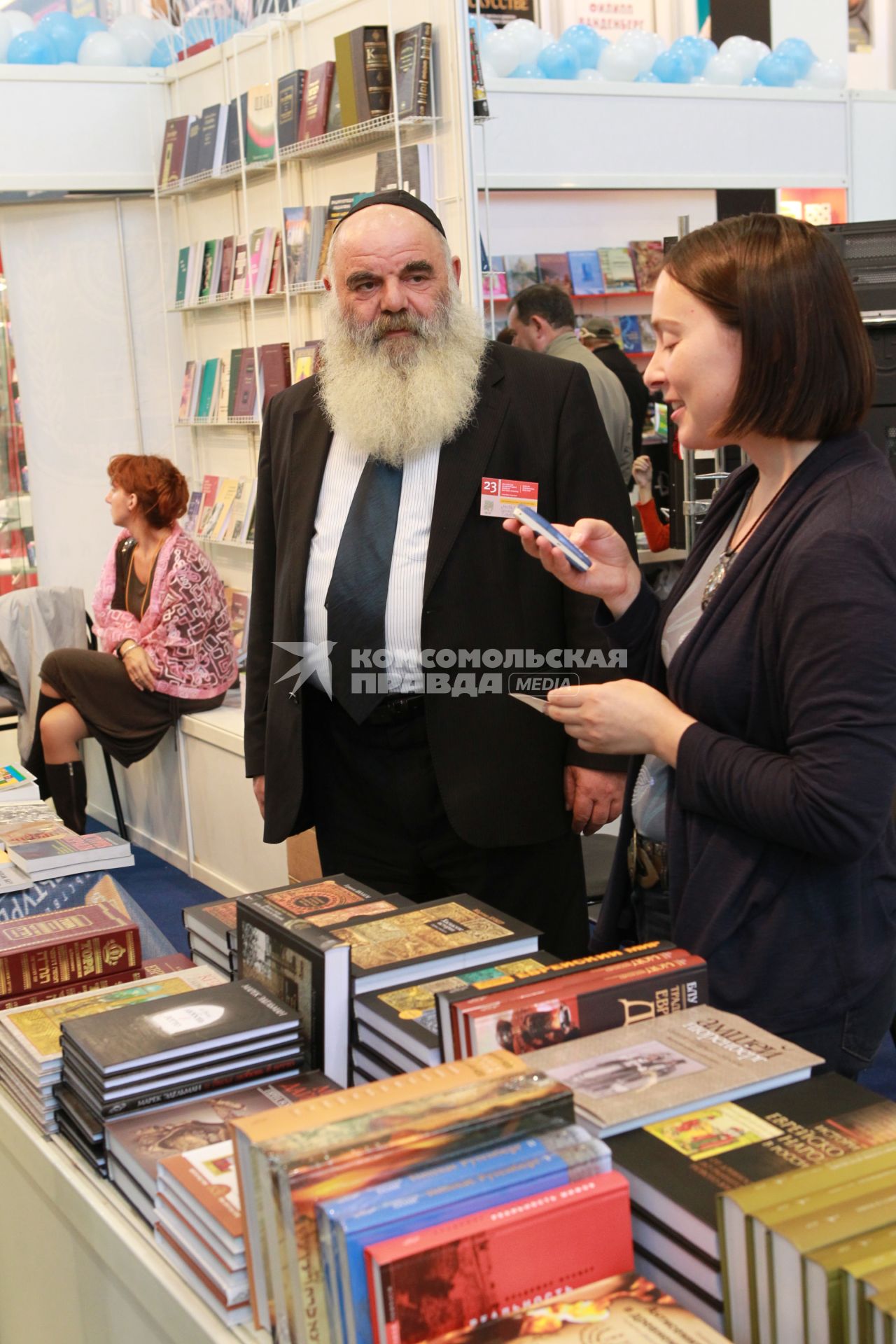 ВВЦ. 23-я Московская международная книжная выставка-ярмарка. На снимке: покупатели около прилавка с книгами. 1 сентября 2010 год.