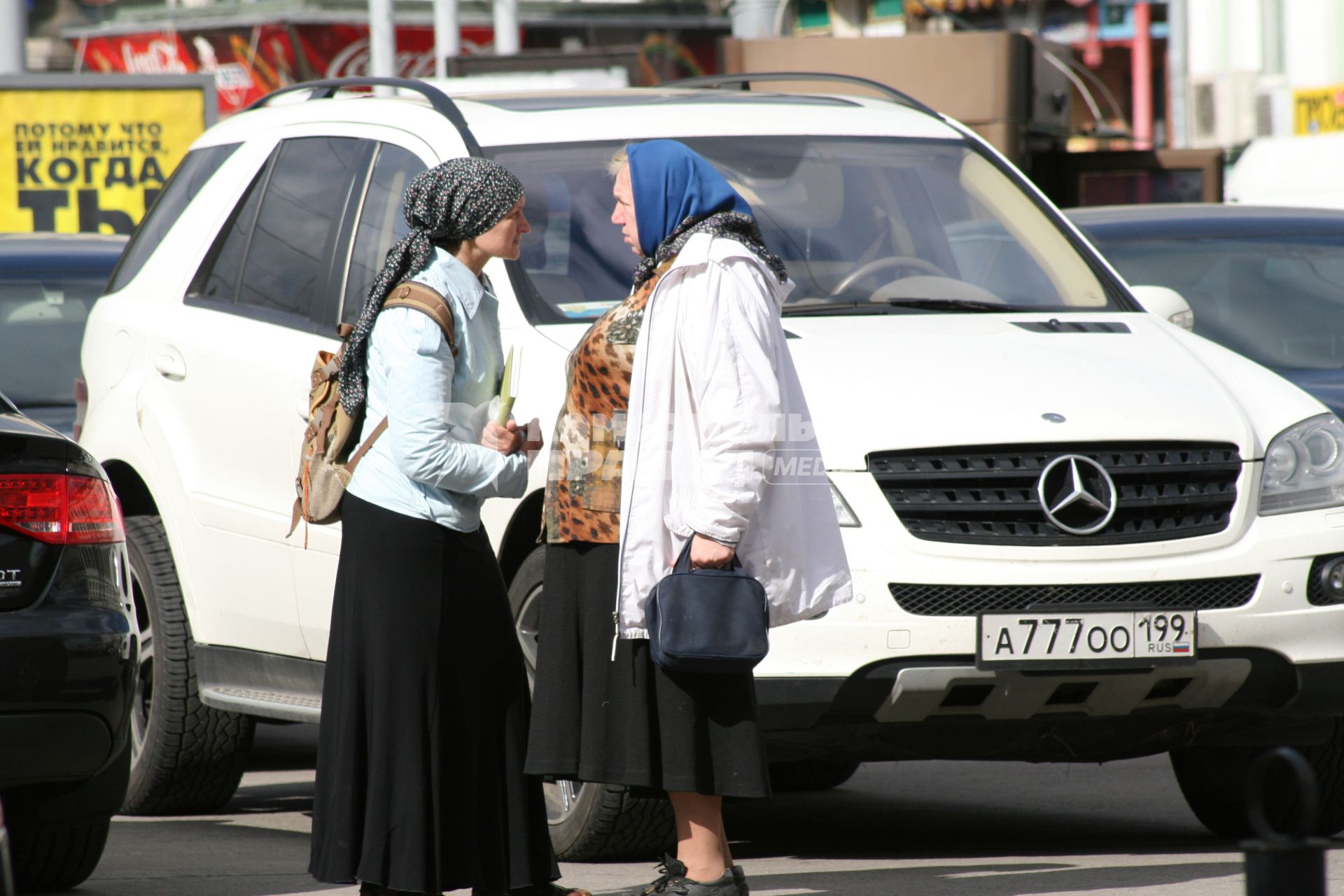 Жанровая съемка, Москва, 6 сентября 2010 года. Богатые и бедные. Мерседес.