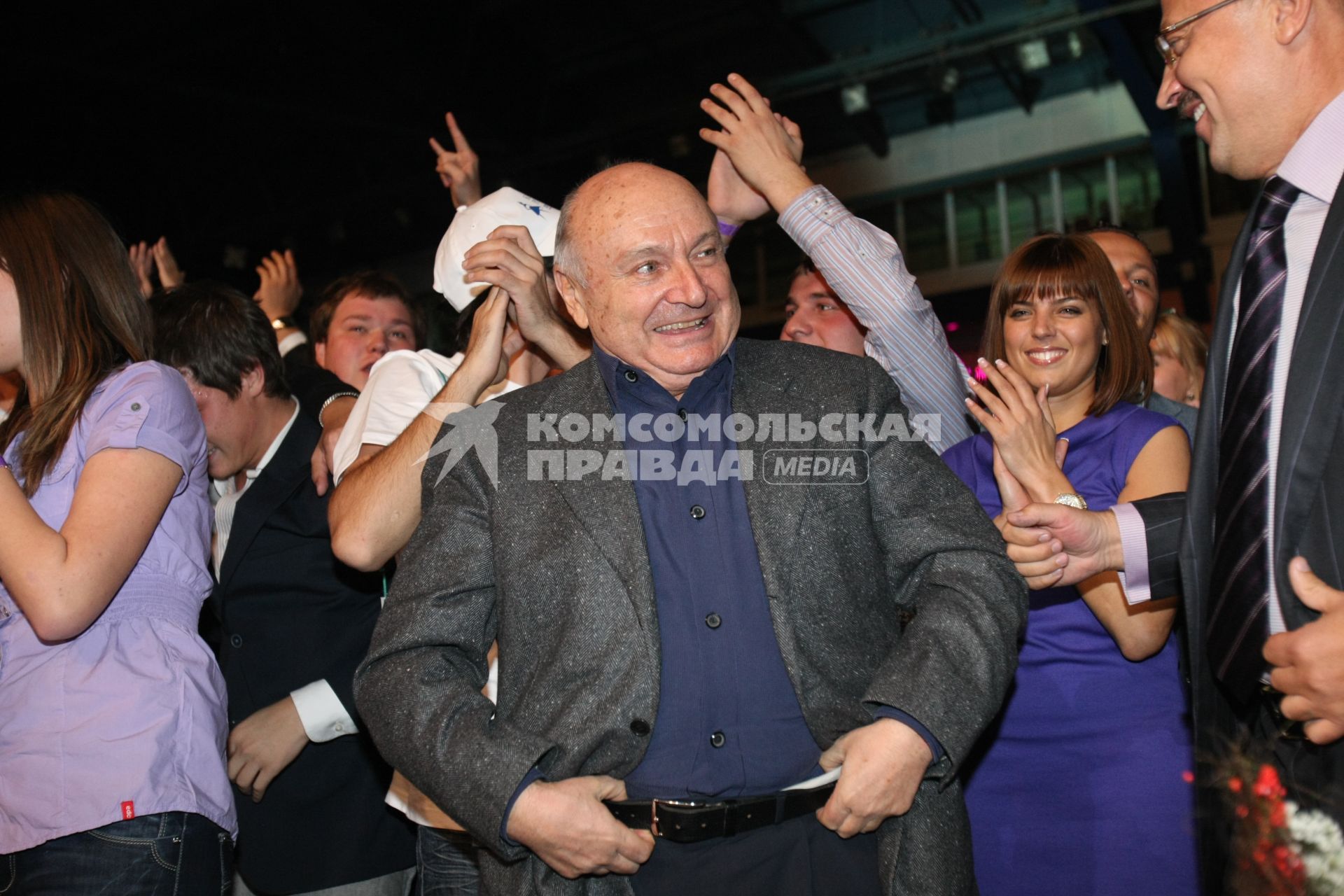 Дата: 24.10.2009, Время: 18:10. Михаил Михайлович (Маневич) Жванецкий (6 марта 1934, Одесса) . русский писатель-сатирик и исполнитель собственных произведений на конкурсе КРАСА РОССИИ 2009 в Кемерово. На снимке танцует в окружении молодежи.