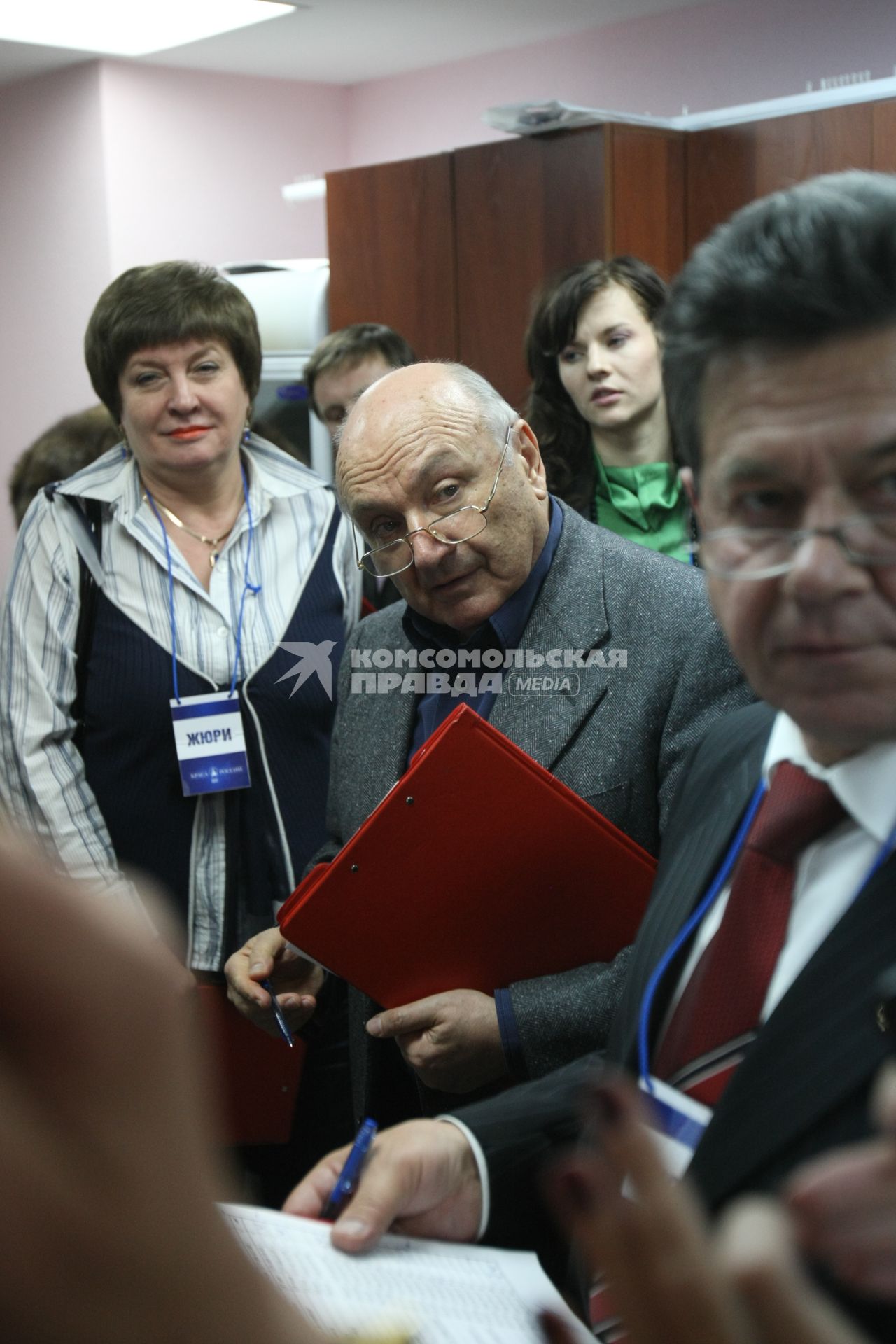 Дата: 24.10.2009, Время: 18:57. Михаил Михайлович (Маневич) Жванецкий (6 марта 1934, Одесса) . русский писатель-сатирик и исполнитель собственных произведений на конкурсе КРАСА РОССИИ 2009 в Кемерово. На снимке в зале для голосования.