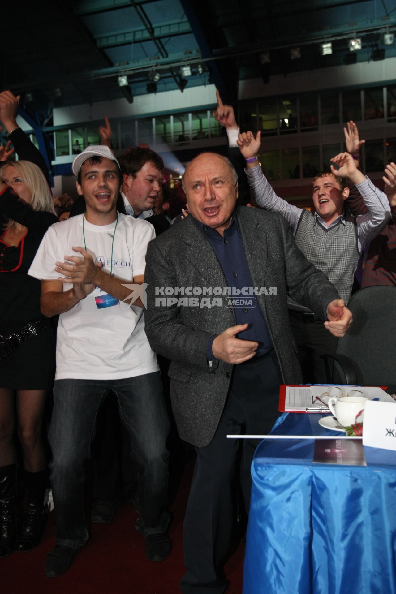 Дата: 24.10.2009, Время: 18:08. Михаил Михайлович (Маневич) Жванецкий (6 марта 1934, Одесса) . русский писатель-сатирик и исполнитель собственных произведений на конкурсе КРАСА РОССИИ 2009 в Кемерово. На снимке танцует в окружении молодежи.