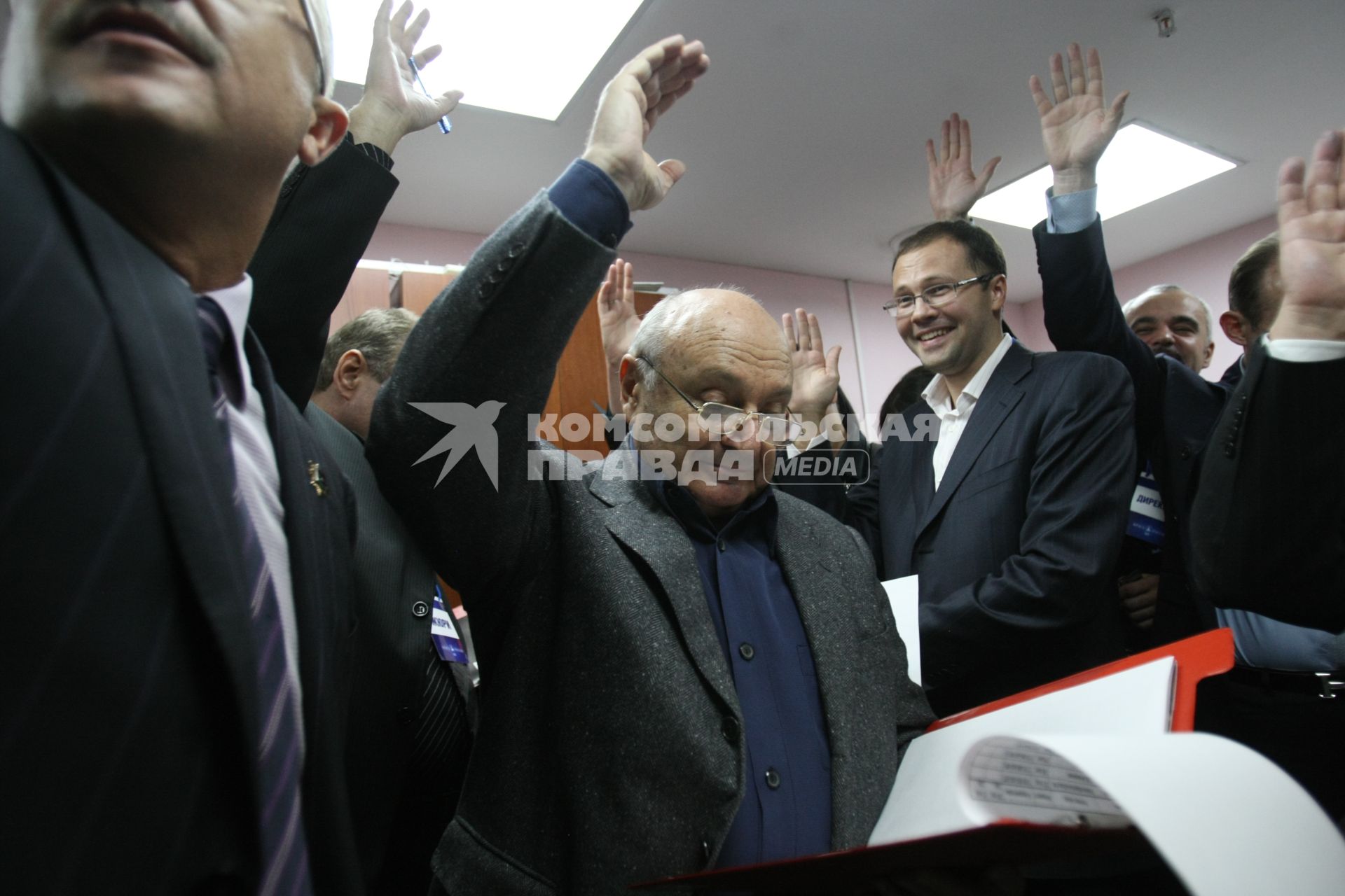 Дата: 24.10.2009, Время: 18:51. Михаил Михайлович (Маневич) Жванецкий (6 марта 1934, Одесса) . русский писатель-сатирик и исполнитель собственных произведений на конкурсе КРАСА РОССИИ 2009 в Кемерово. На снимке в зале для голосования.