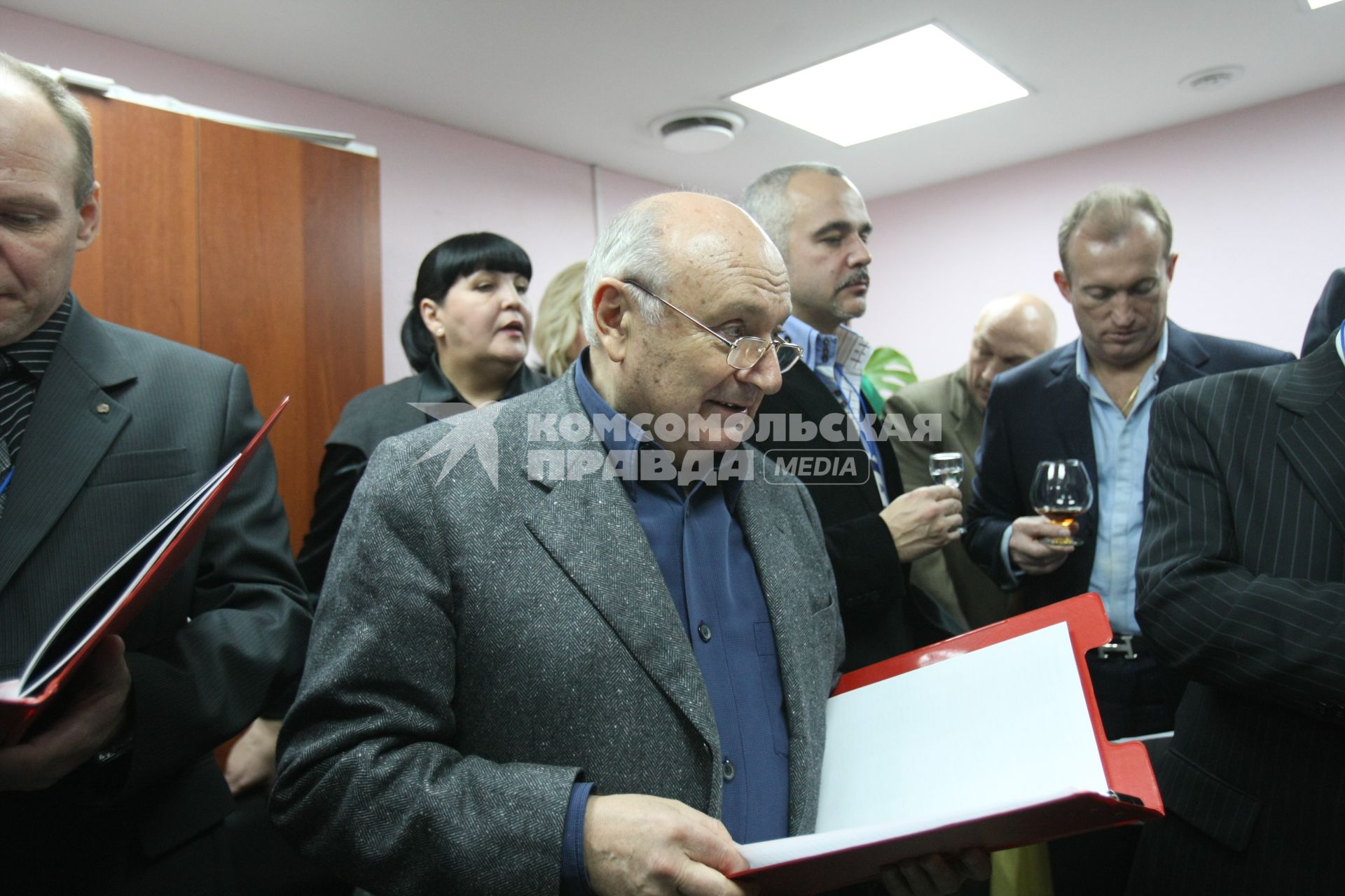 Дата: 24.10.2009, Время: 18:48. Михаил Михайлович (Маневич) Жванецкий (6 марта 1934, Одесса) . русский писатель-сатирик и исполнитель собственных произведений на конкурсе КРАСА РОССИИ 2009 в Кемерово. На снимке в зале для голосования.