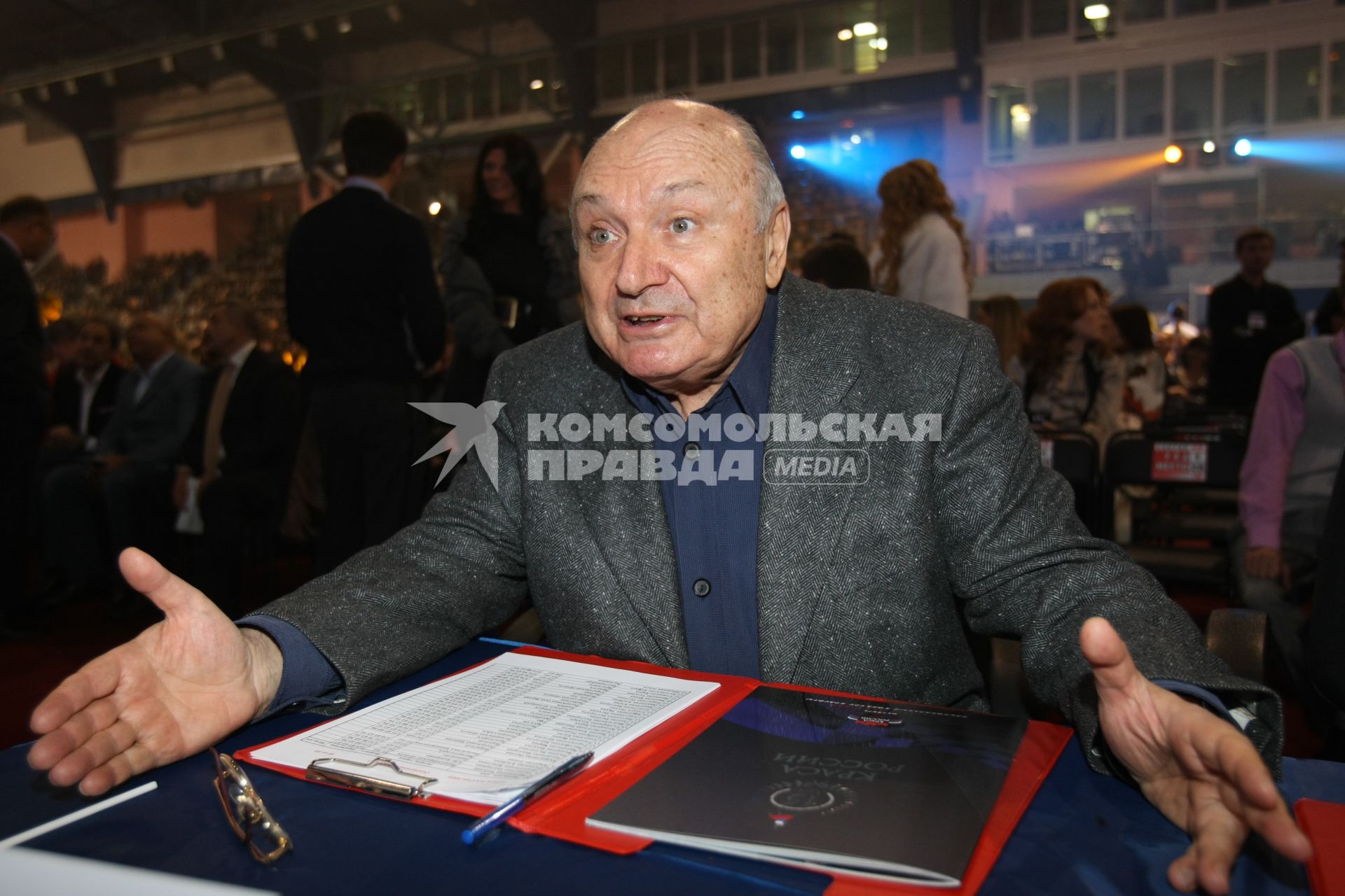 Дата: 24.10.2009, Время: 15:10. Михаил Михайлович (Маневич) Жванецкий (6 марта 1934, Одесса) . русский писатель-сатирик и исполнитель собственных произведений на конкурсе КРАСА РОССИИ 2009 в Кемерово.