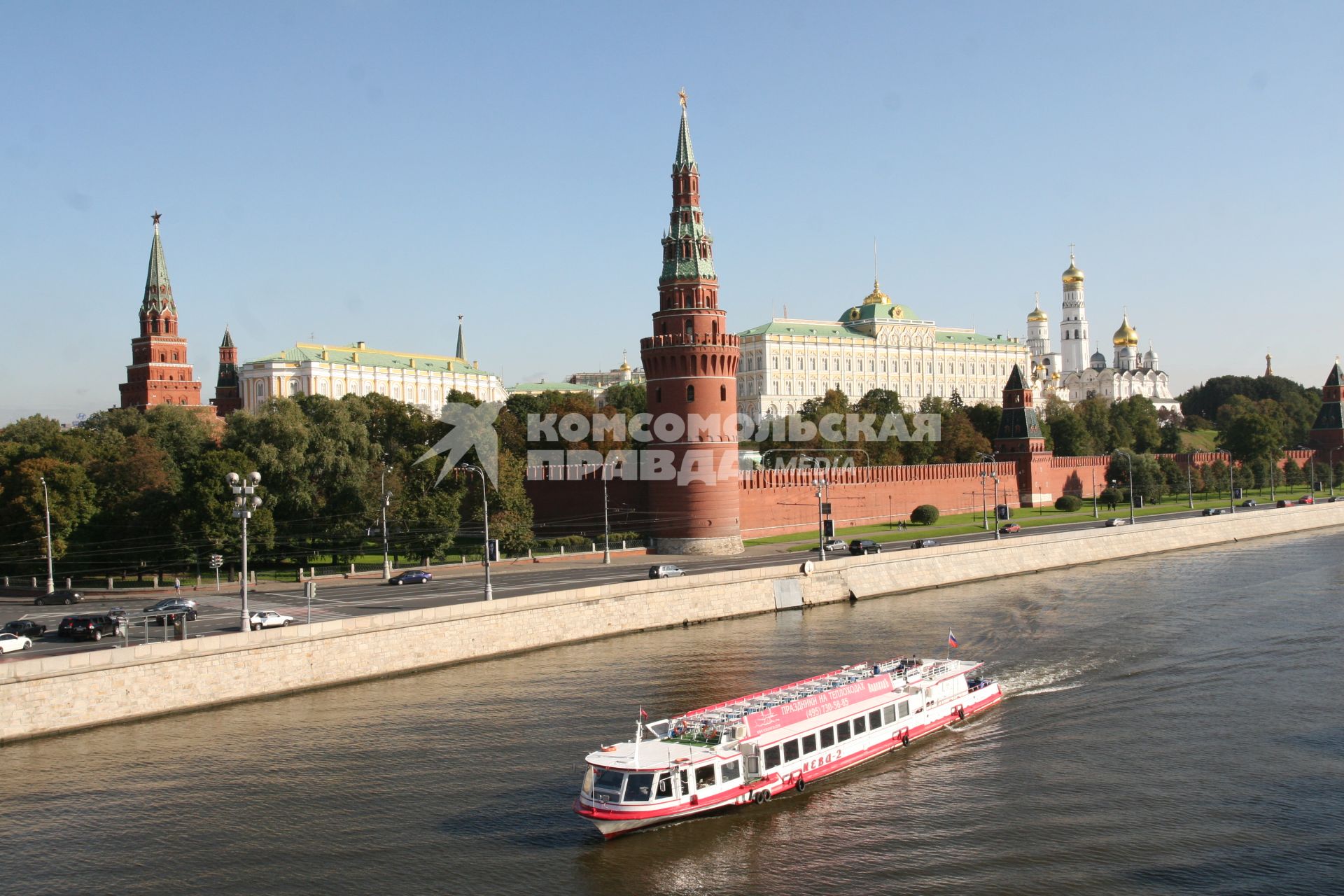 Вид Кремля   с Большого каменного моста, 9 сентября 2010 года.  Катание по реке экскурсия. Прогулочный корабль. Большой кремлевский дворец.