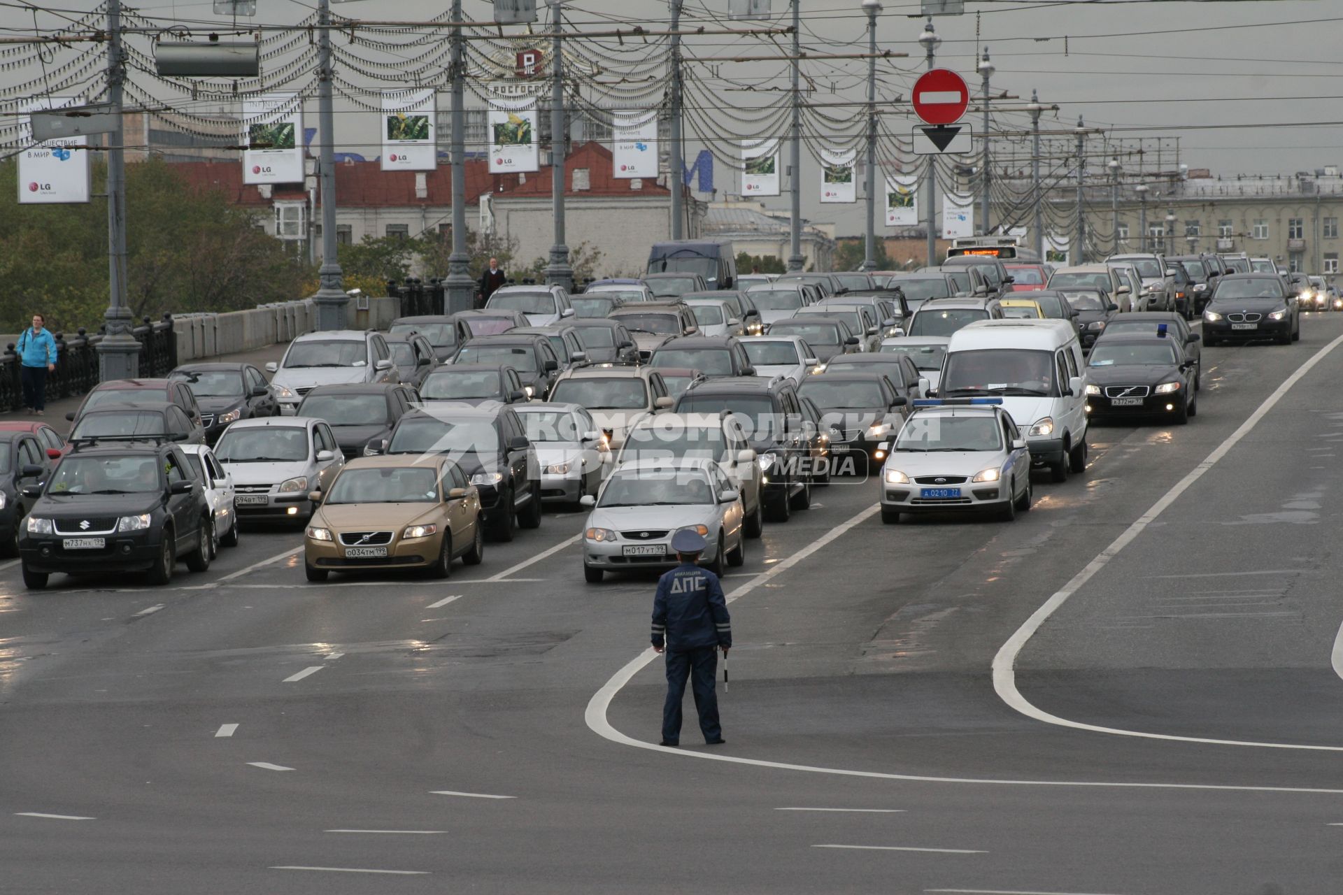 Автомобильные пробки в центре Москвы, 9 сентября 2010 года. Автомобили. Движение Большой каменный мост. ГАИ. ГИБДД. ДПС. Милиция.