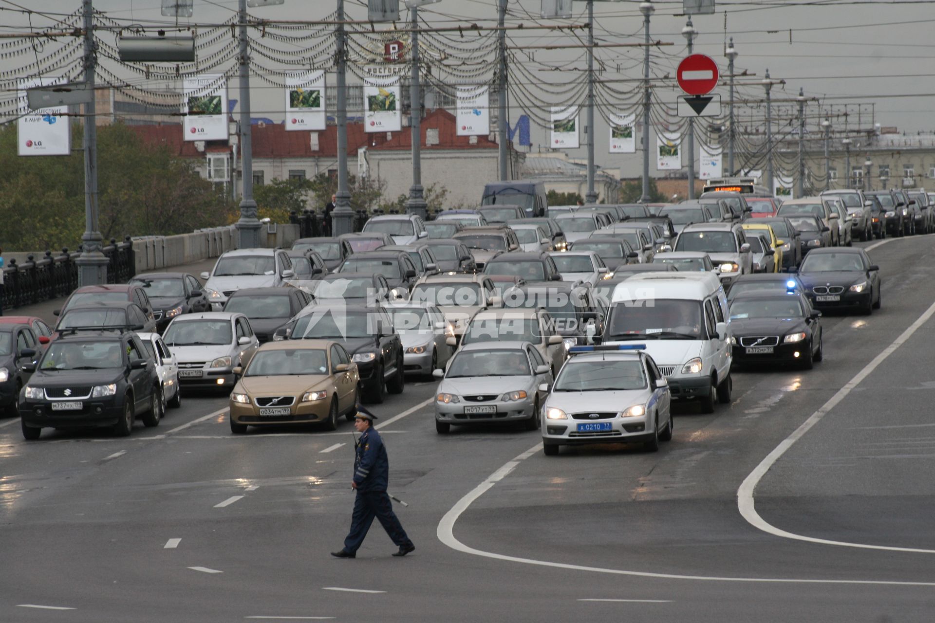 Автомобильные пробки в центре Москвы, 9 сентября 2010 года. Автомобили. Движение Большой каменный мост. ГАИ. ГИБДД. ДПС. Милиция.