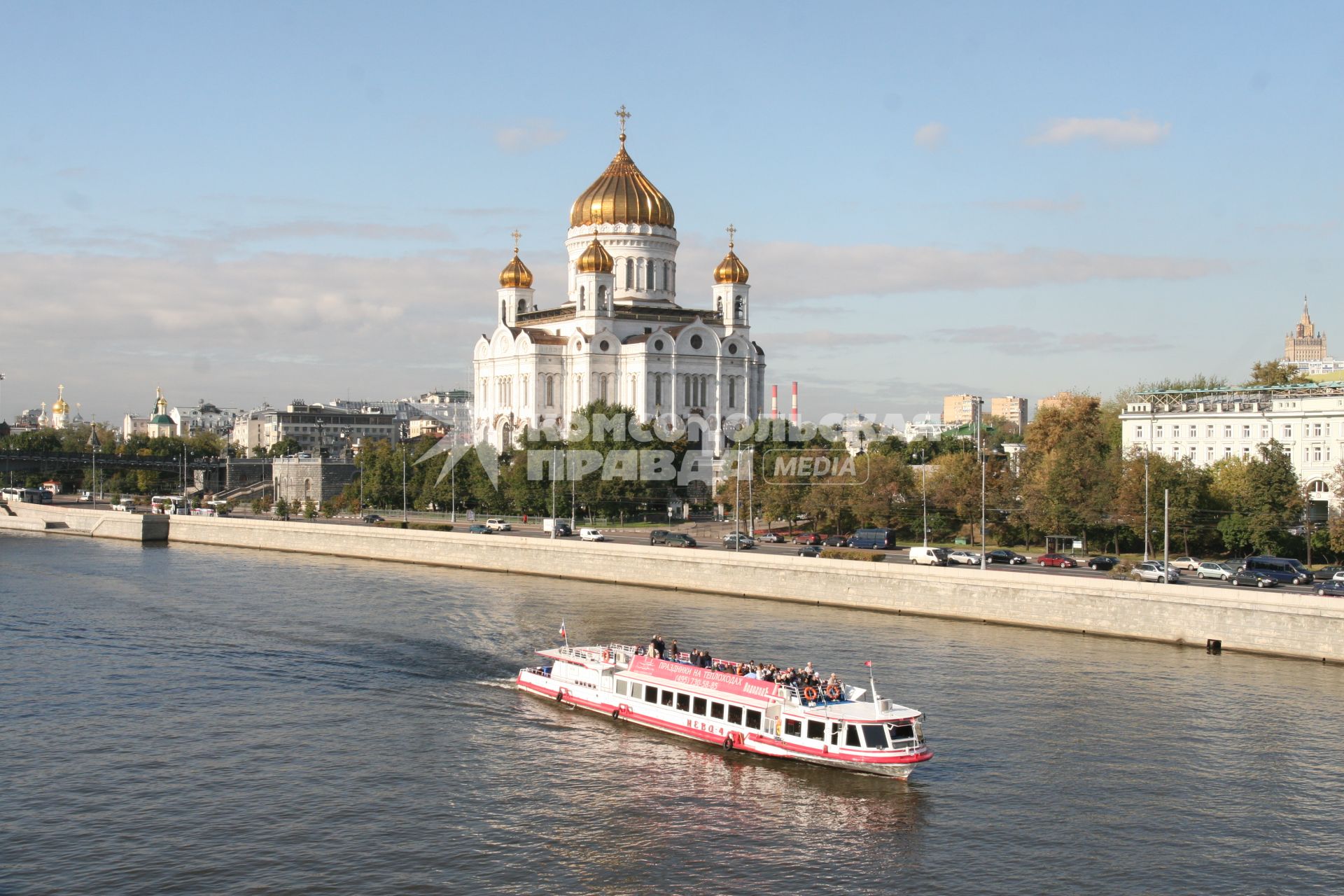 Вид на Храм Христа Спасителя с Большого каменного моста, 9 сентября 2010 года. Катание по реке экскурсия. Прогулочный корабль.