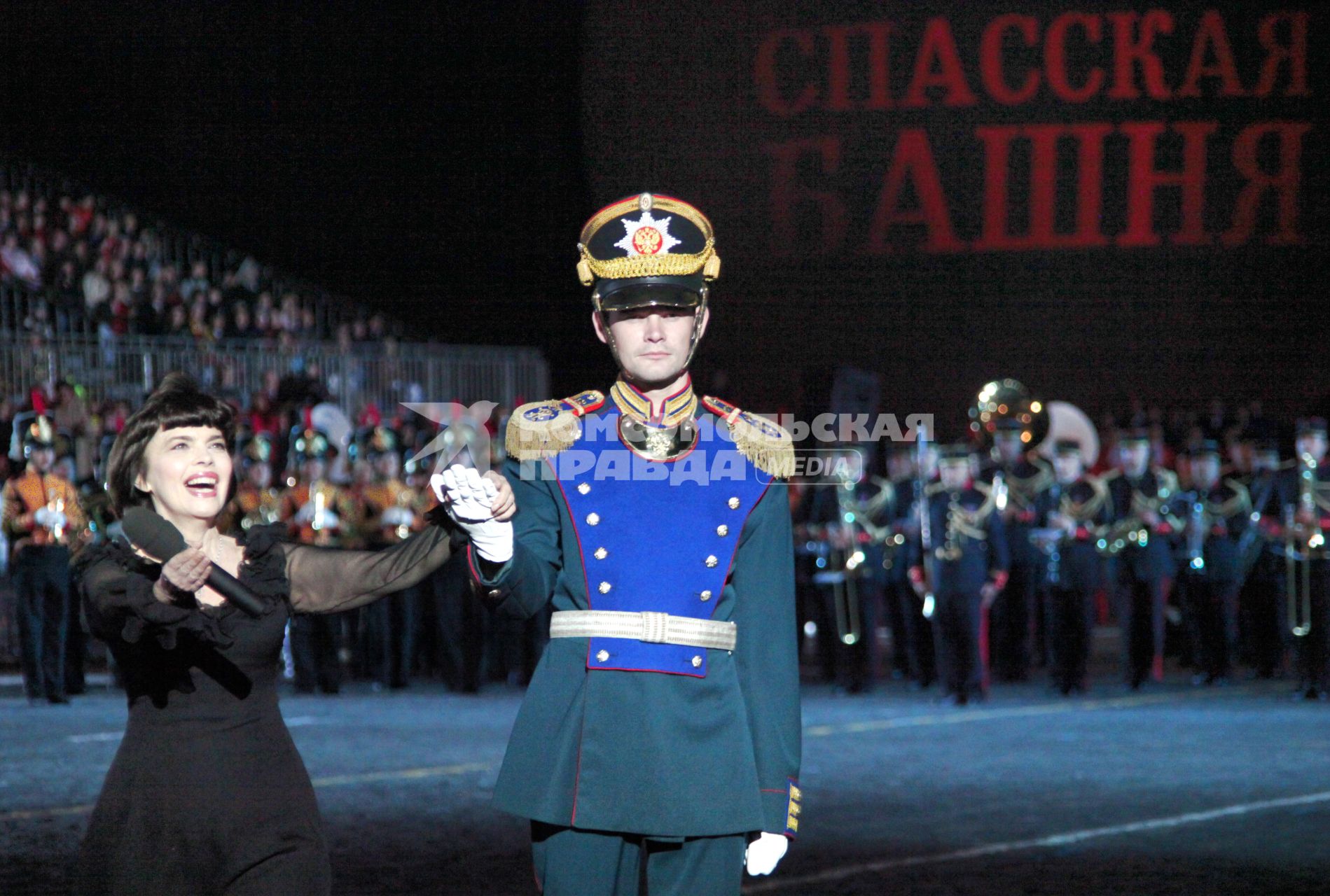 Международный военно - музыкальный фестиваль СПАССКАЯ БАШНЯ на Красной площади. Фото: 09 сентября 2010 год. На снимке: Легендарная французская певица Мирей Матье и  воин Кремлевского полка