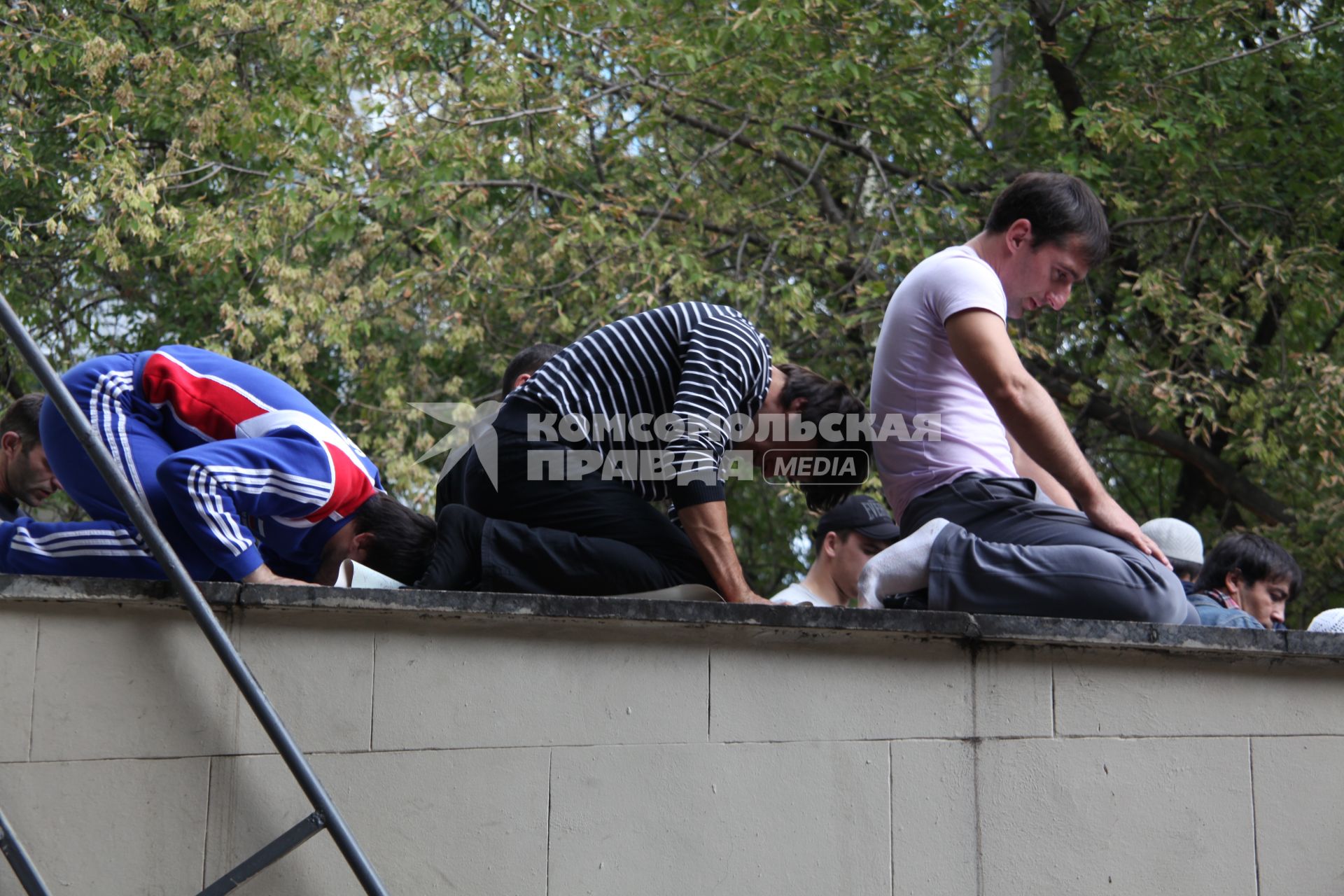 Пятничный молебен возле мечети на Проспекте мира, 10 сентября 2010 года. Религия. Мусульмане. Ураза Байрам.