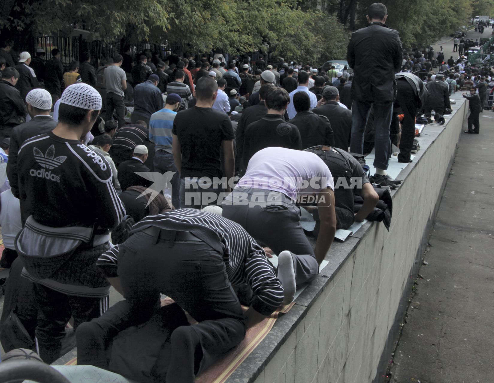 Пятничный молебен возле мечети на Проспекте мира, 10 сентября 2010 года. Религия. Мусульмане. Ураза Байрам.
