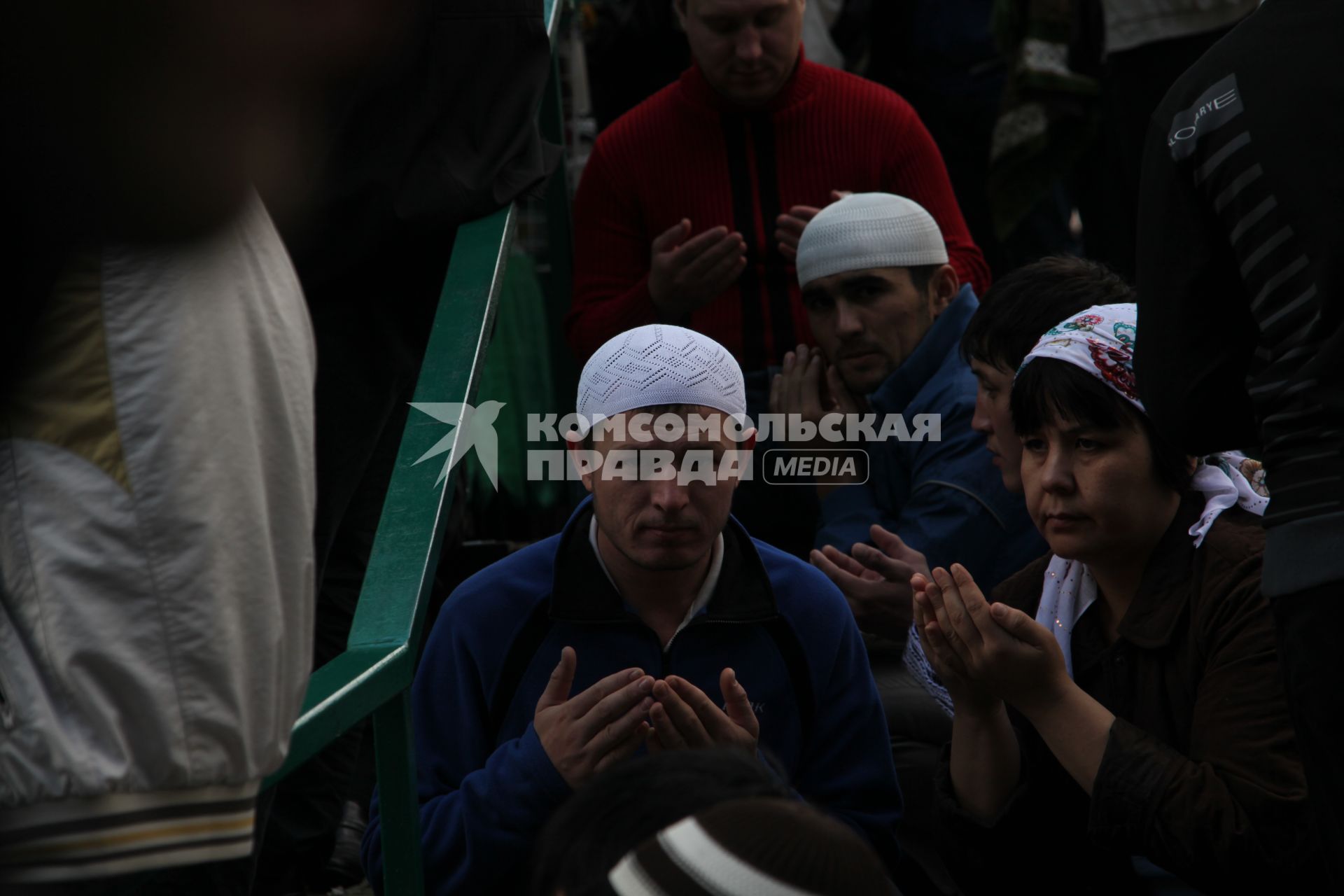 Пятничный молебен возле мечети на Проспекте мира, 10 сентября 2010 года. Религия. Мусульмане. Ураза Байрам.