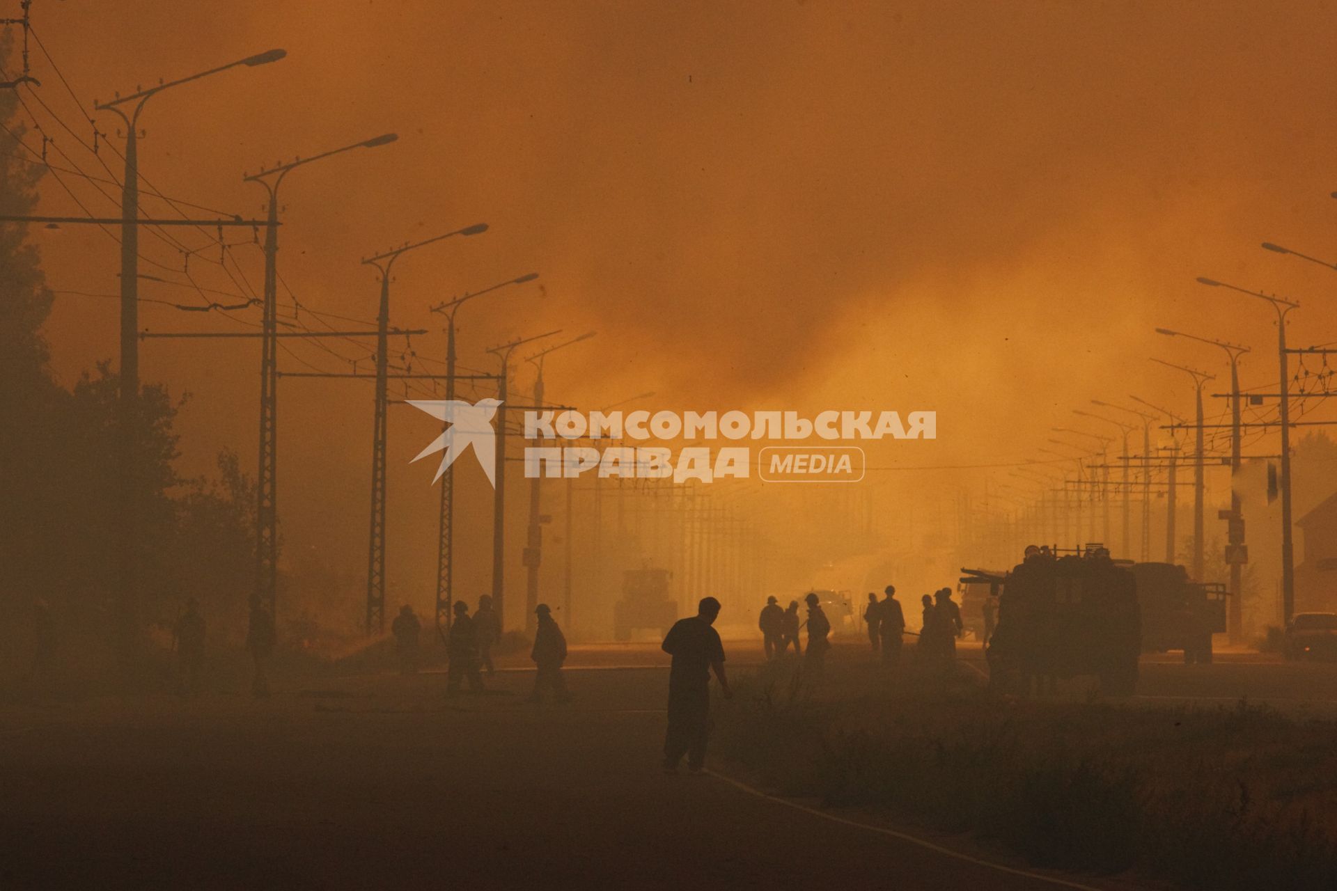 03.09.2010 Тольятти, Россия. Дым над трассой в Тольятти из-за лесного пожара