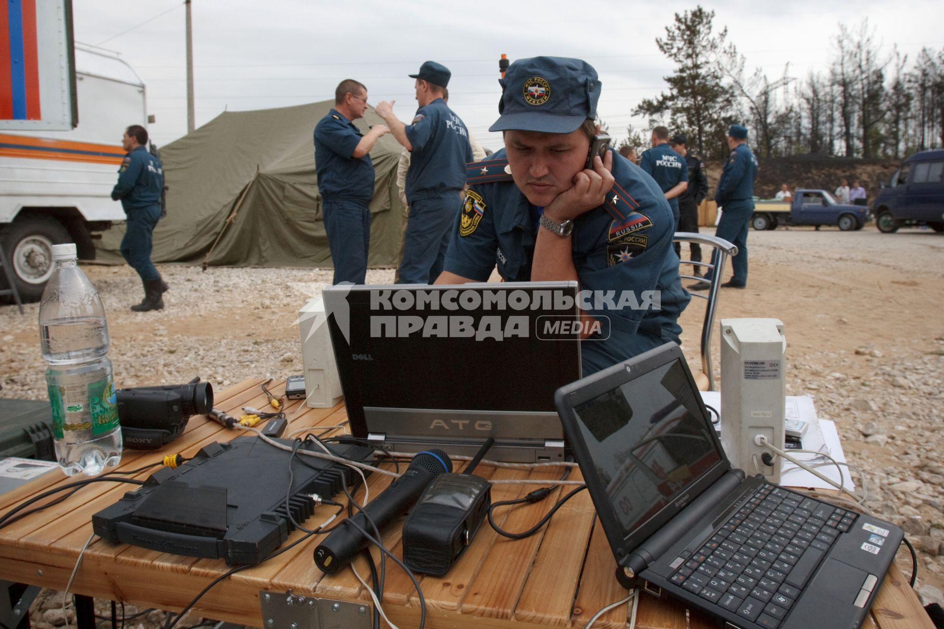 03.09.2010 Тольятти, Россия. Спасатель МЧС в штабе налаживает связь.