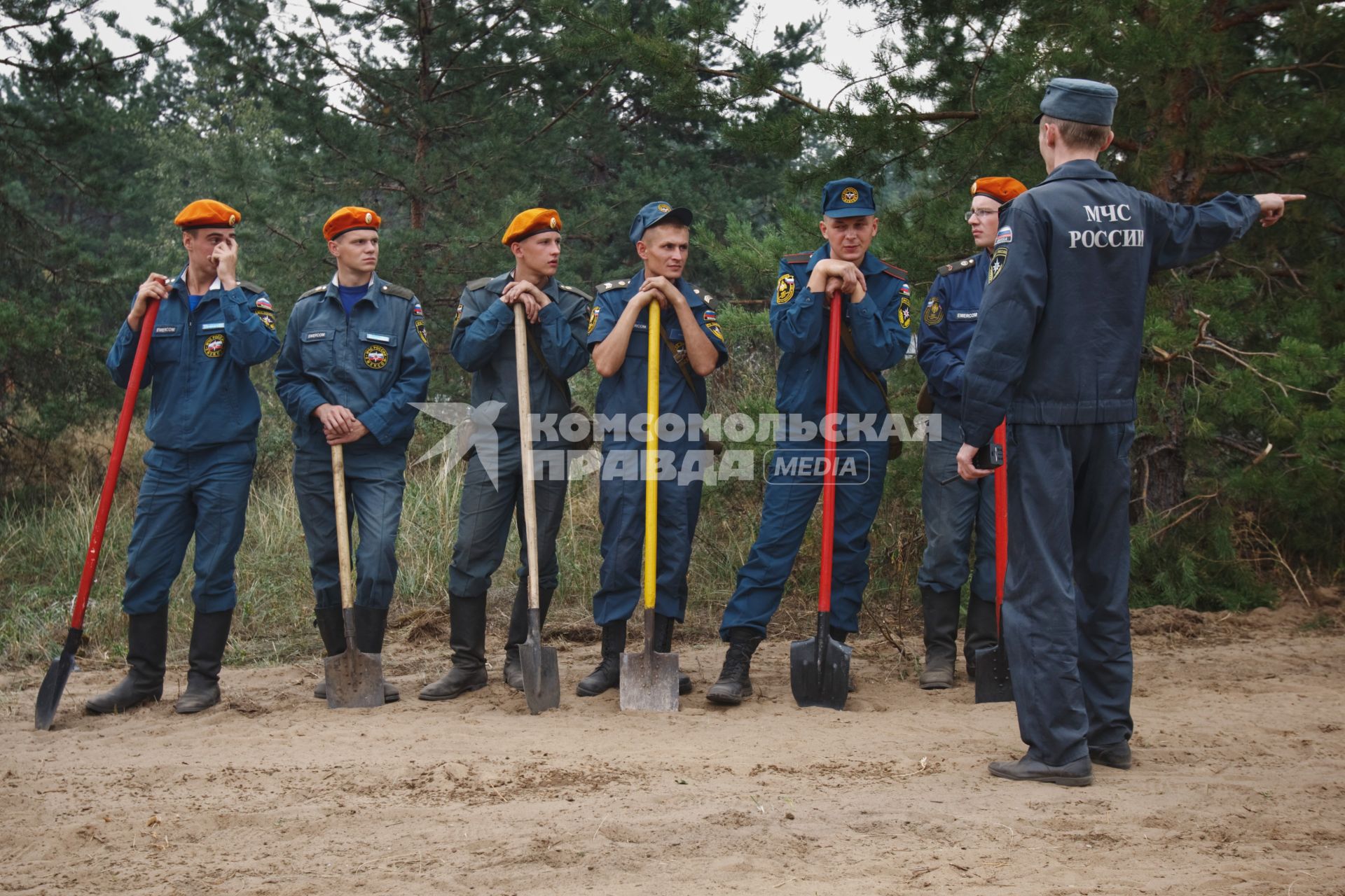 03.09.2010 Тольятти, Россия. Инструктаж спасателей МЧС России перед отправкой на тушение лесного пожара.