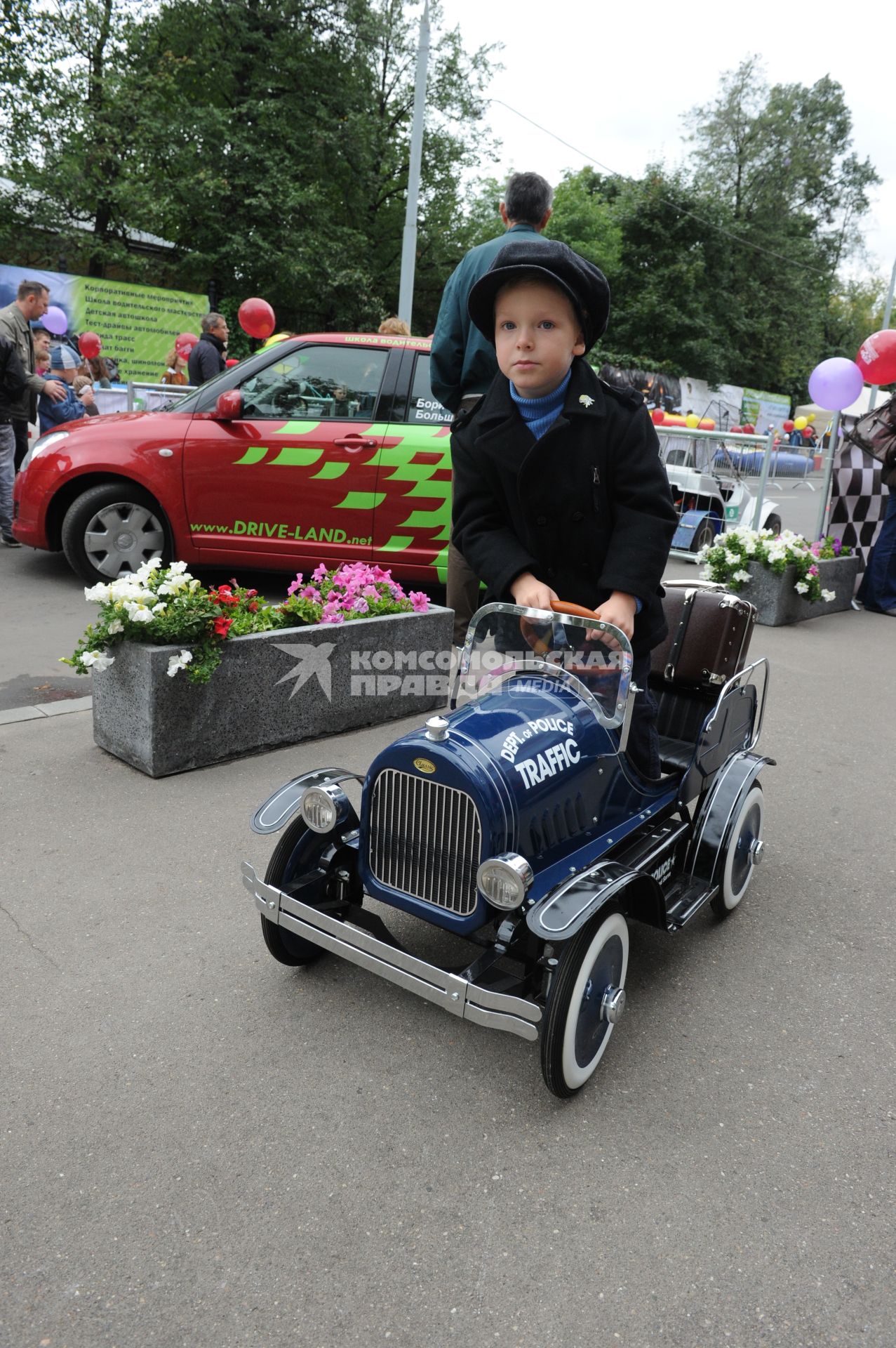 Дети, детский автомобиль, катание на детских машинах. Фото:  04 сентября 2010 год.