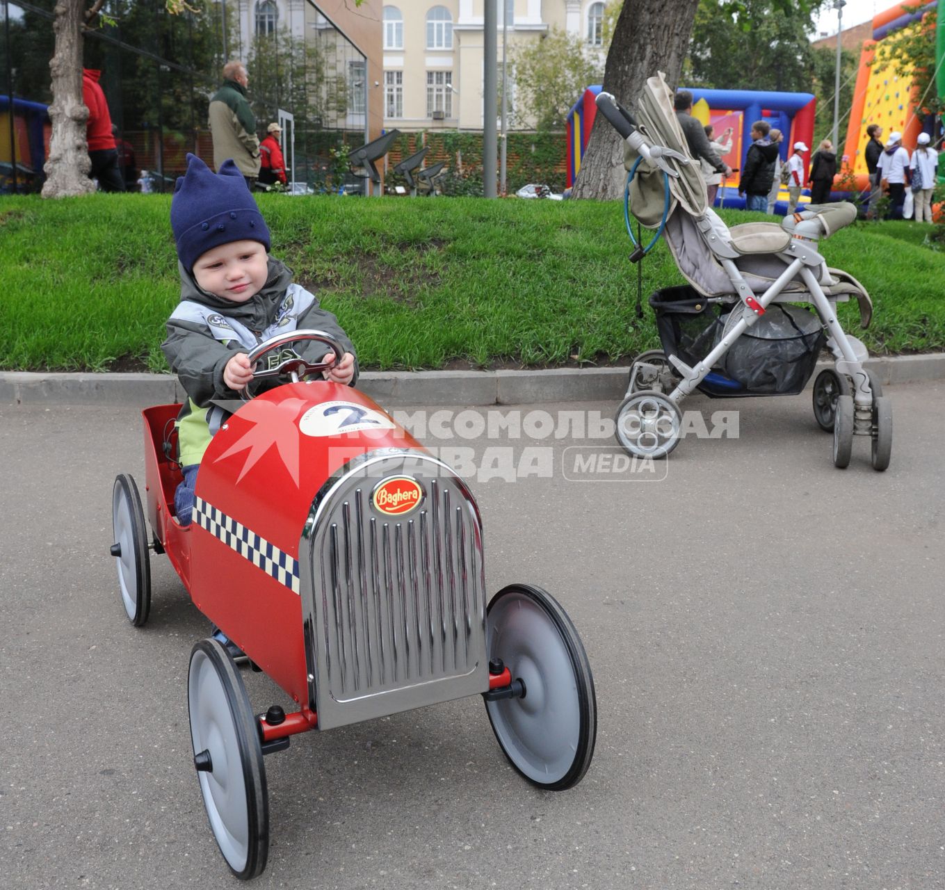 Дети, детский автомобиль, катание на детских машинах. Фото:  04 сентября 2010 год.