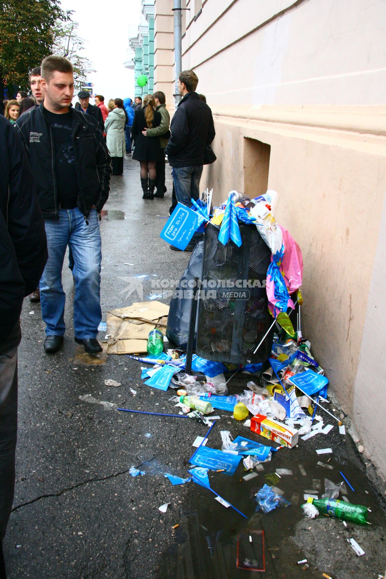 Нижний Новгород. 12.09.2010. Мусор. Урна. Переполненная урна. Грязный город. Свинство. Дворник. Дворники.