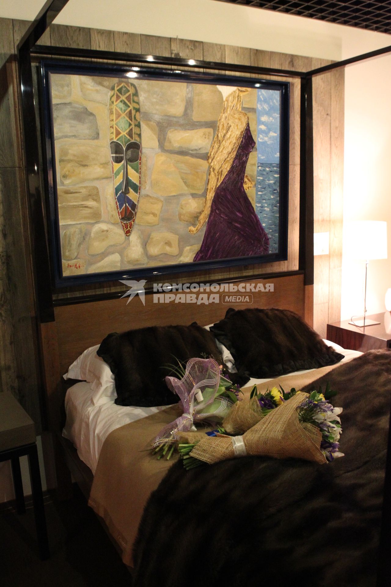 2 сентября 2010 года. Салон VERANDA SEVEN. Открытие выставки Андрея Кондрахина (экс - муж Тины Канделаки) О, ПЛОДОТВОРЕНИЕ. На снимке: Картина СТАМБУЛЬСКИЙ РОМАН. Искусство. Выставка. Живопись. Кровать. Цветы.