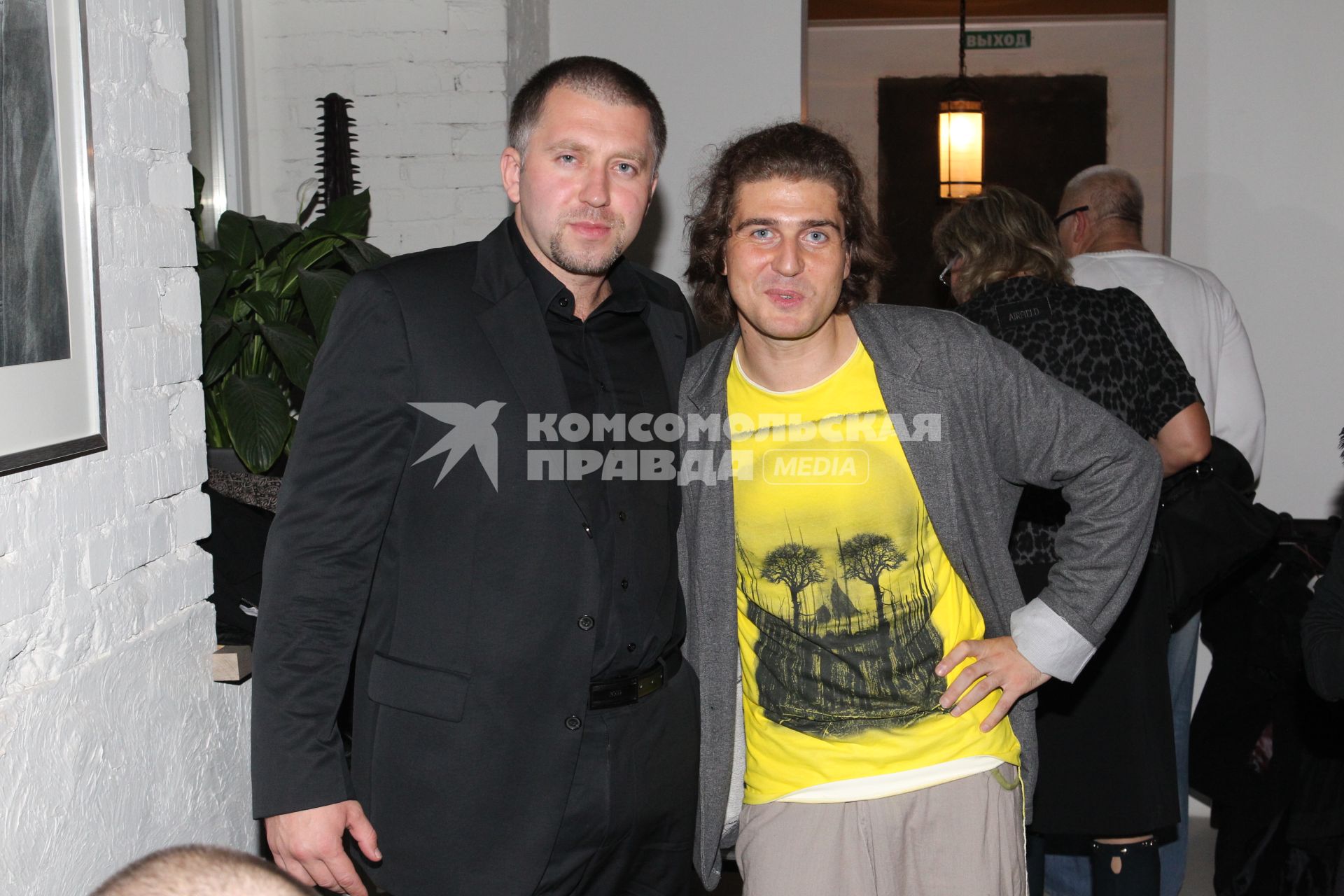 2 сентября 2010 года. Салон VERANDA SEVEN. Открытие выставки Андрея Кондрахина (экс - муж Тины Канделаки) О, ПЛОДОТВОРЕНИЕ. На снимке: Андрей Кондрахин и рэпер Серега. Искусство. Выставка.