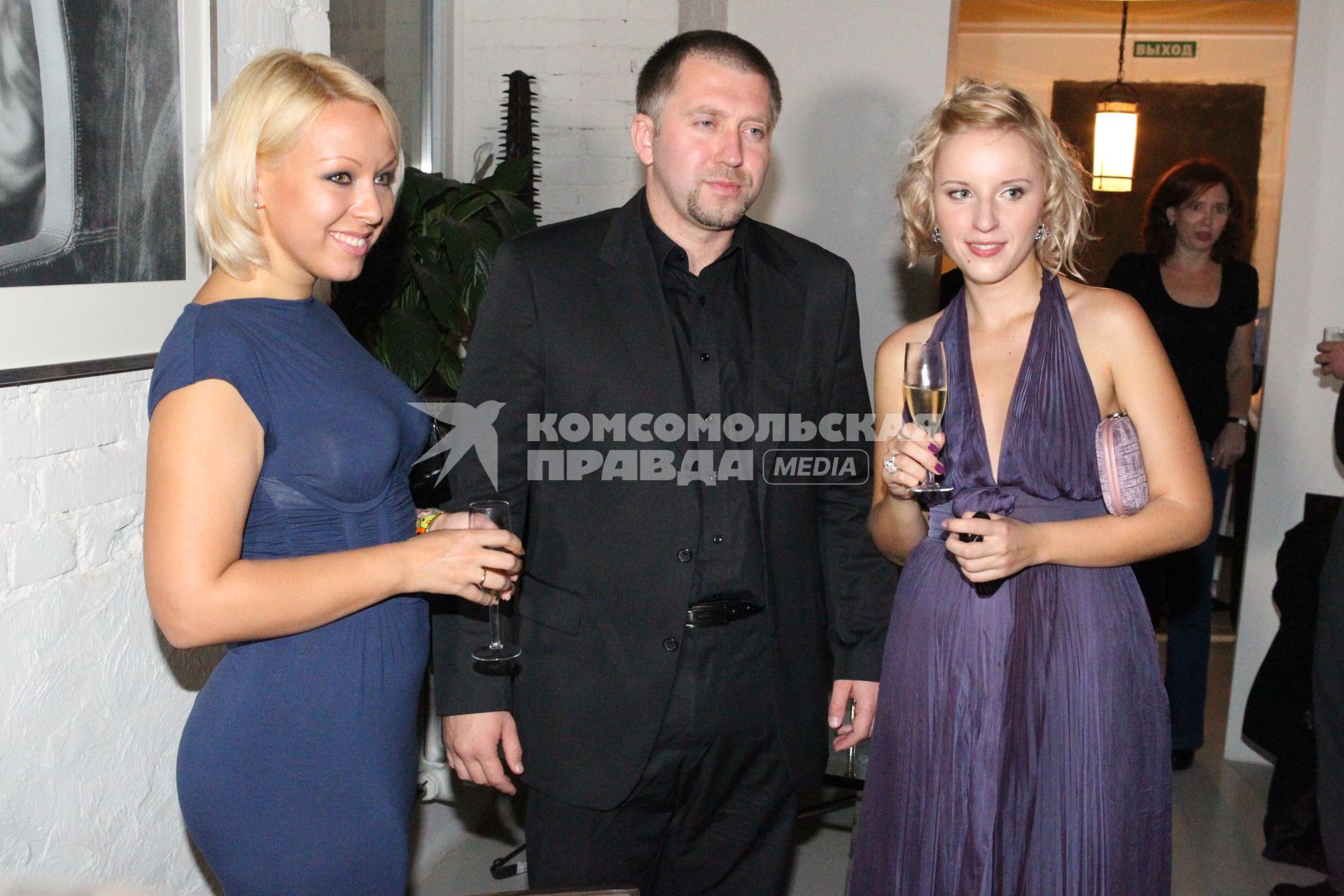 2 сентября 2010 года. Салон VERANDA SEVEN. Открытие выставки Андрея Кондрахина (экс - муж Тины Канделаки) О, ПЛОДОТВОРЕНИЕ. На снимке: Рэпер Серега в компании блондинок. Искусство. Выставка. Девушка.