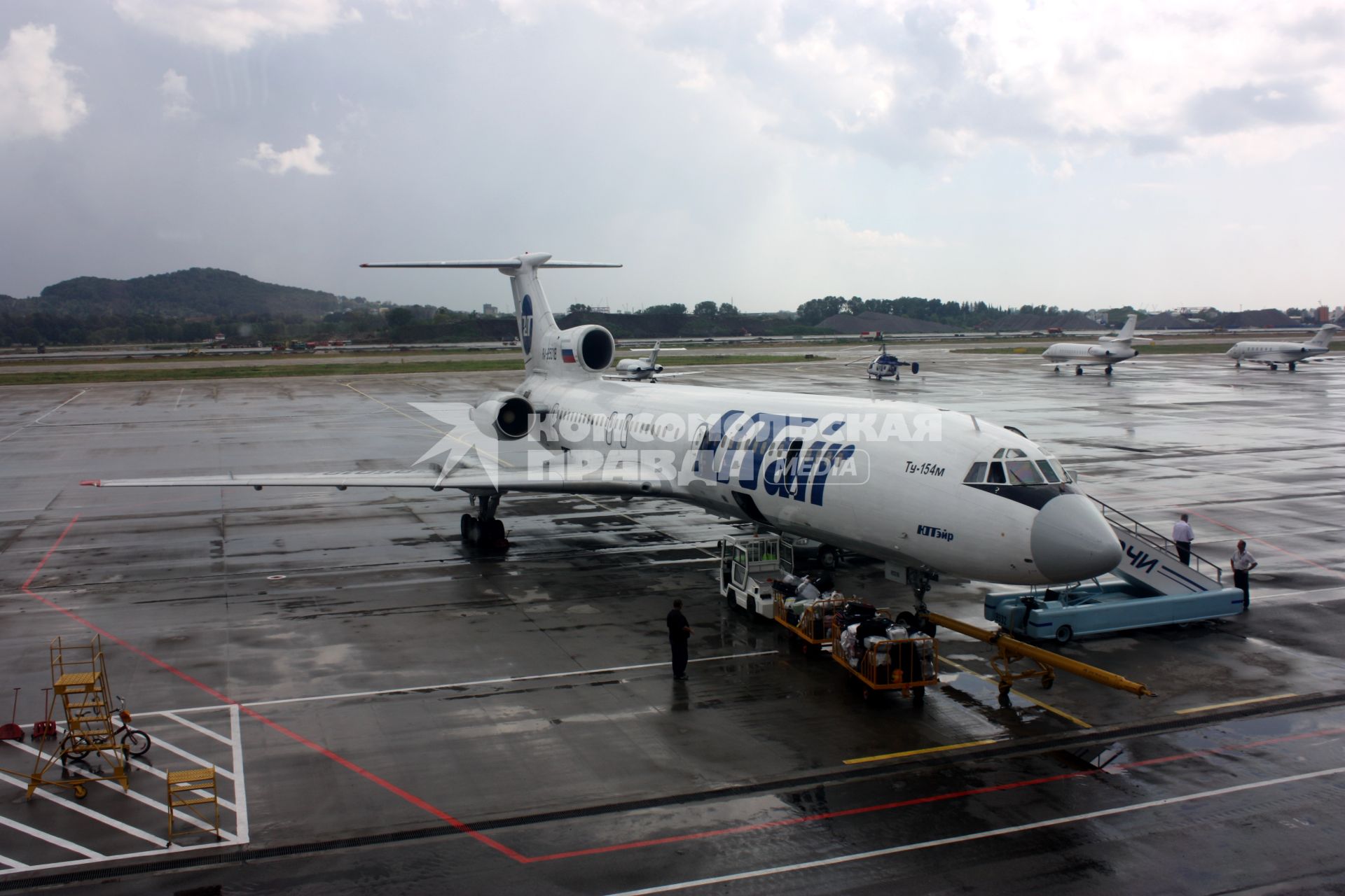 г. Сочи, аэропорт, Самолет ТУ - 154М, погрузка багажа  Фото: 20 августа 2010 год.