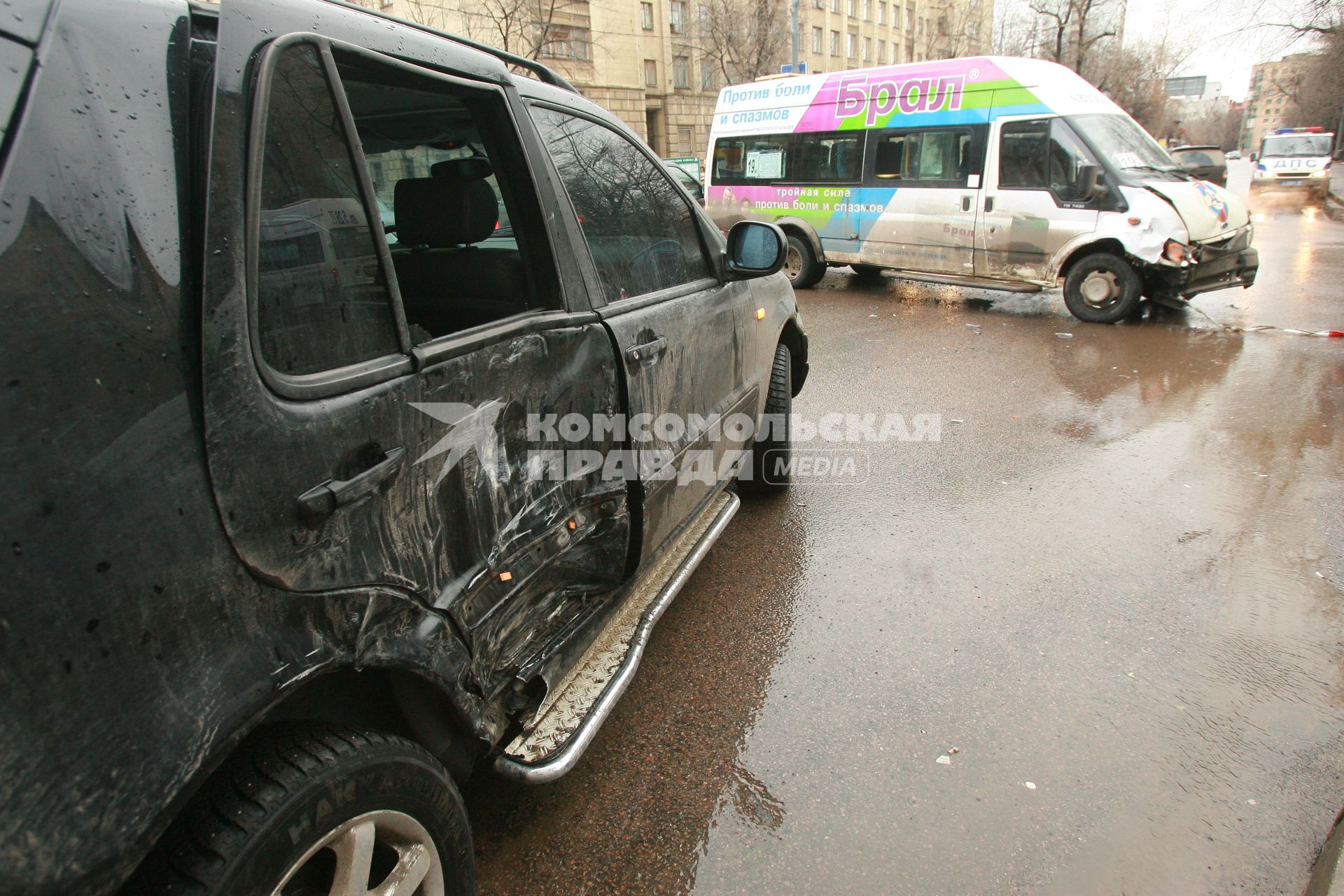 3 марта 2008 года. Авария на перекрестке. Машина. Маршрутное такси. Улица. Перекресток.