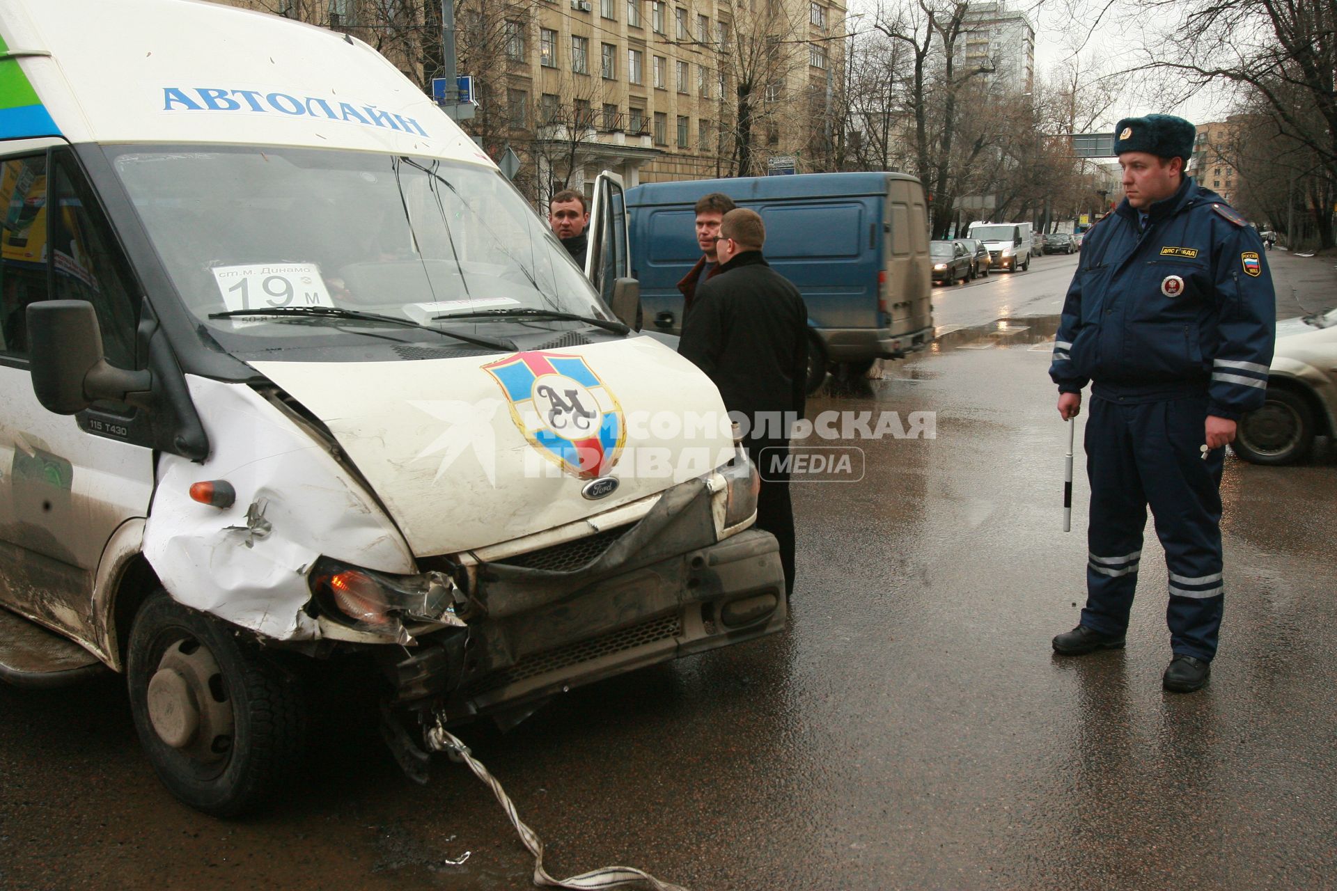 3 марта 2008 года. Авария на перекрестке. Машина. Маршрутное такси. Улица. Перекресток. Милиция. ДПС. ГИБДД. Милиционер.