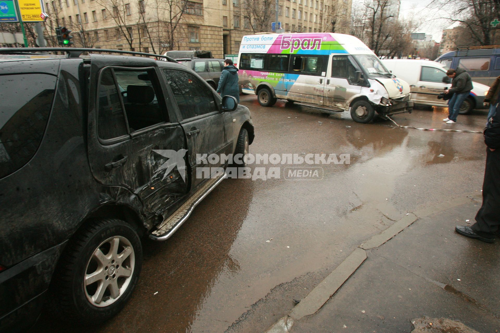 3 марта 2008 года. Авария на перекрестке. Машина. Маршрутное такси. Улица. Перекресток.
