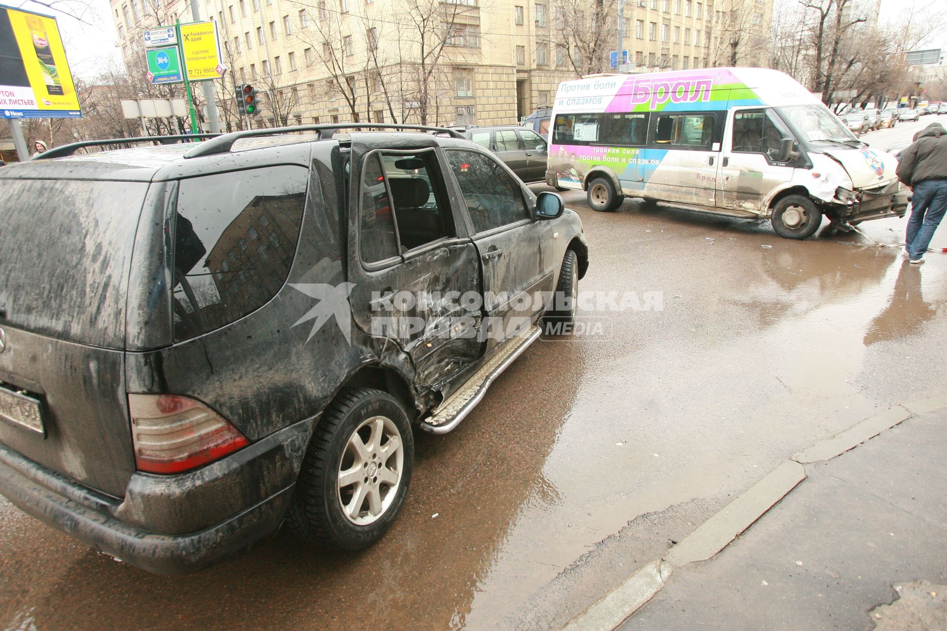 3 марта 2008 года. Авария на перекрестке. Машина. Маршрутное такси. Улица. Перекресток.