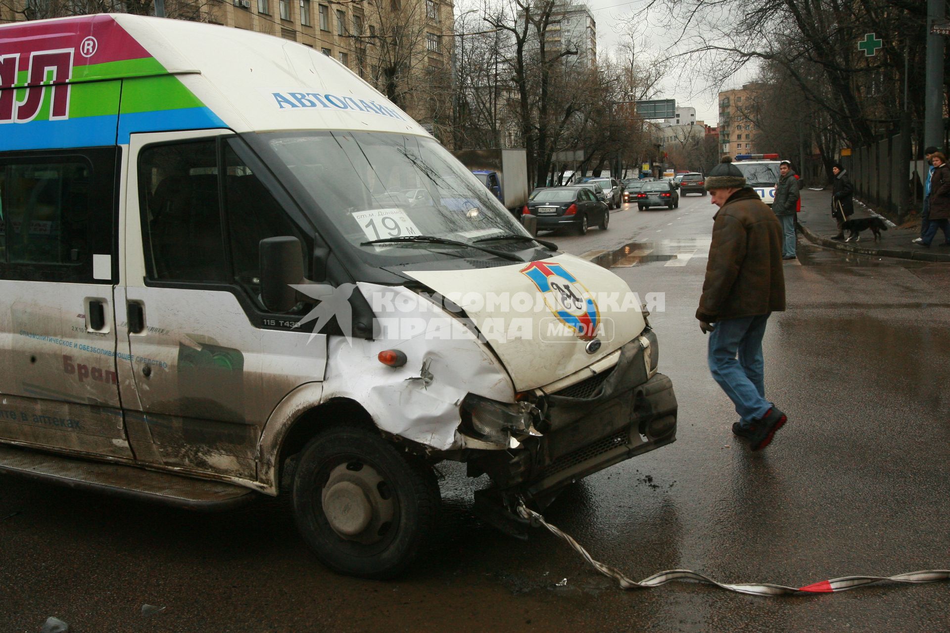 3 марта 2008 года. Авария на перекрестке. Машина. Маршрутное такси. Улица. Перекресток.
