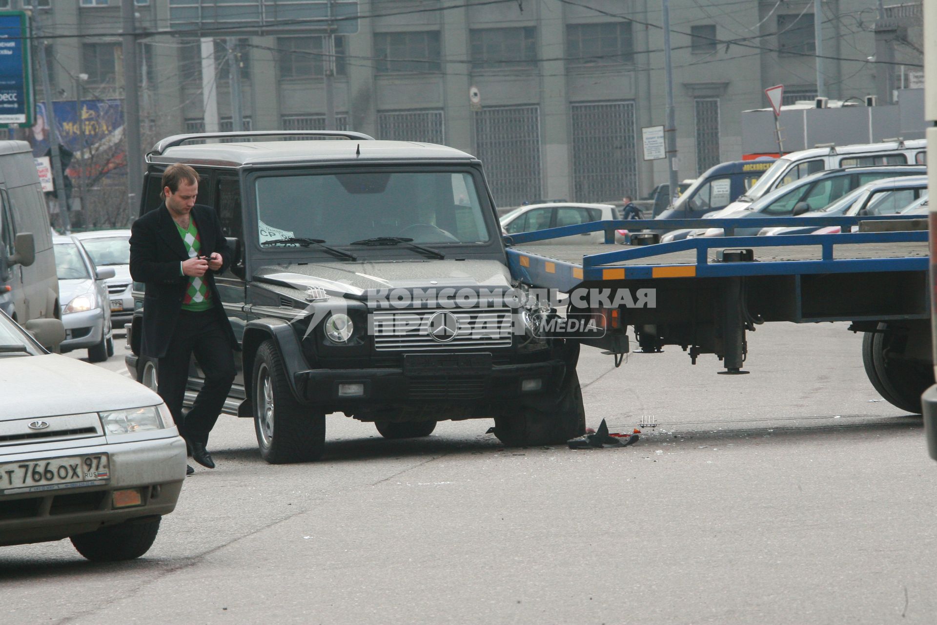 28 марта 2008 года. Авария. Эвакуатор. Машина. Улица.