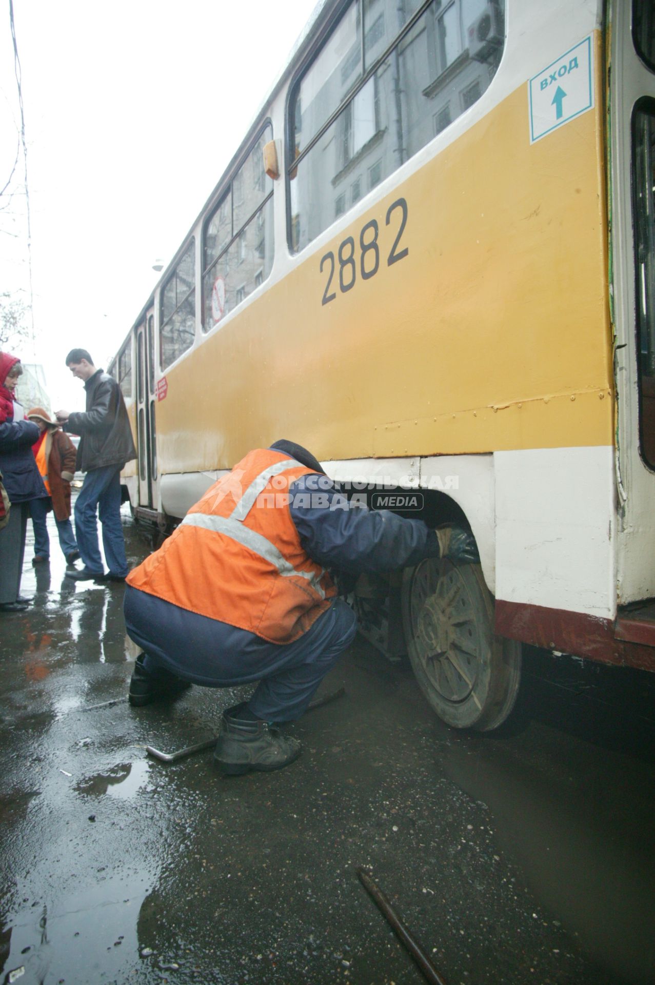 1 декабря 2005 года. Трамвай. Машина. Аварийная служба. Рельсы. Улица.