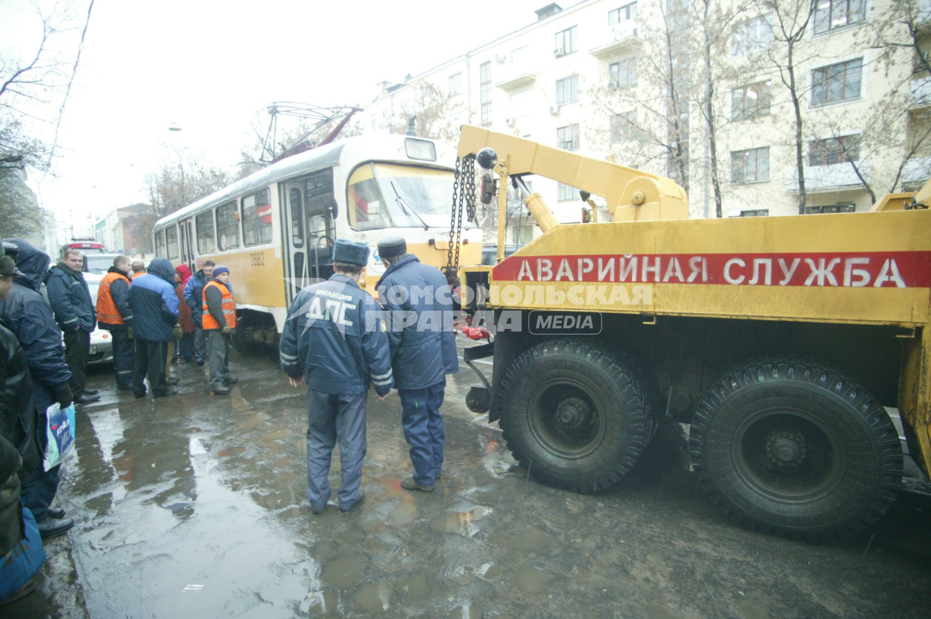 1 декабря 2005 года. Трамвай. Машина. Аварийная служба. Милиция. ДПС. ГИБДД. Рельсы. Улица.