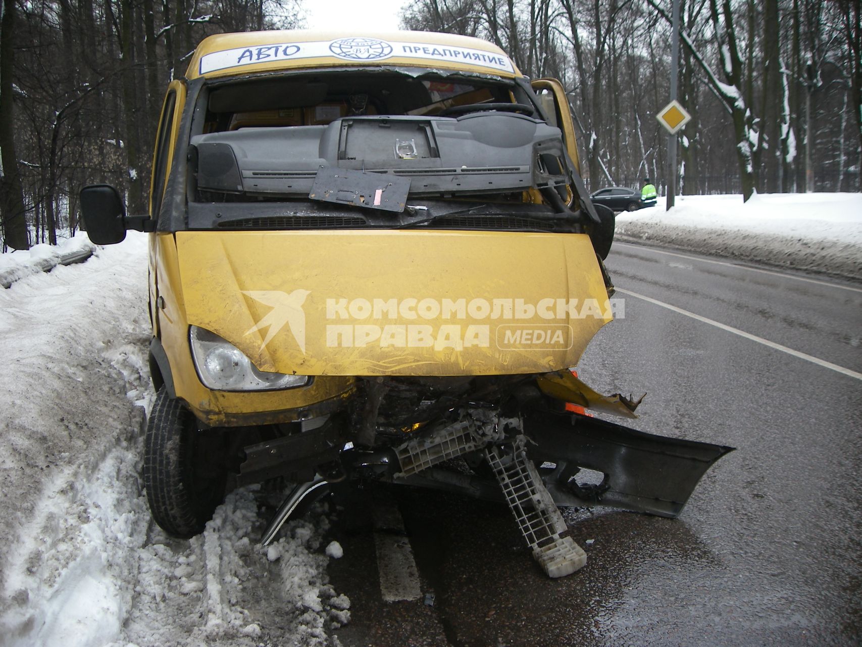 25 февраля 2010 года. Авария . Машина. Маршрутка. Маршрутное такси. Улица. Зима. Снег.