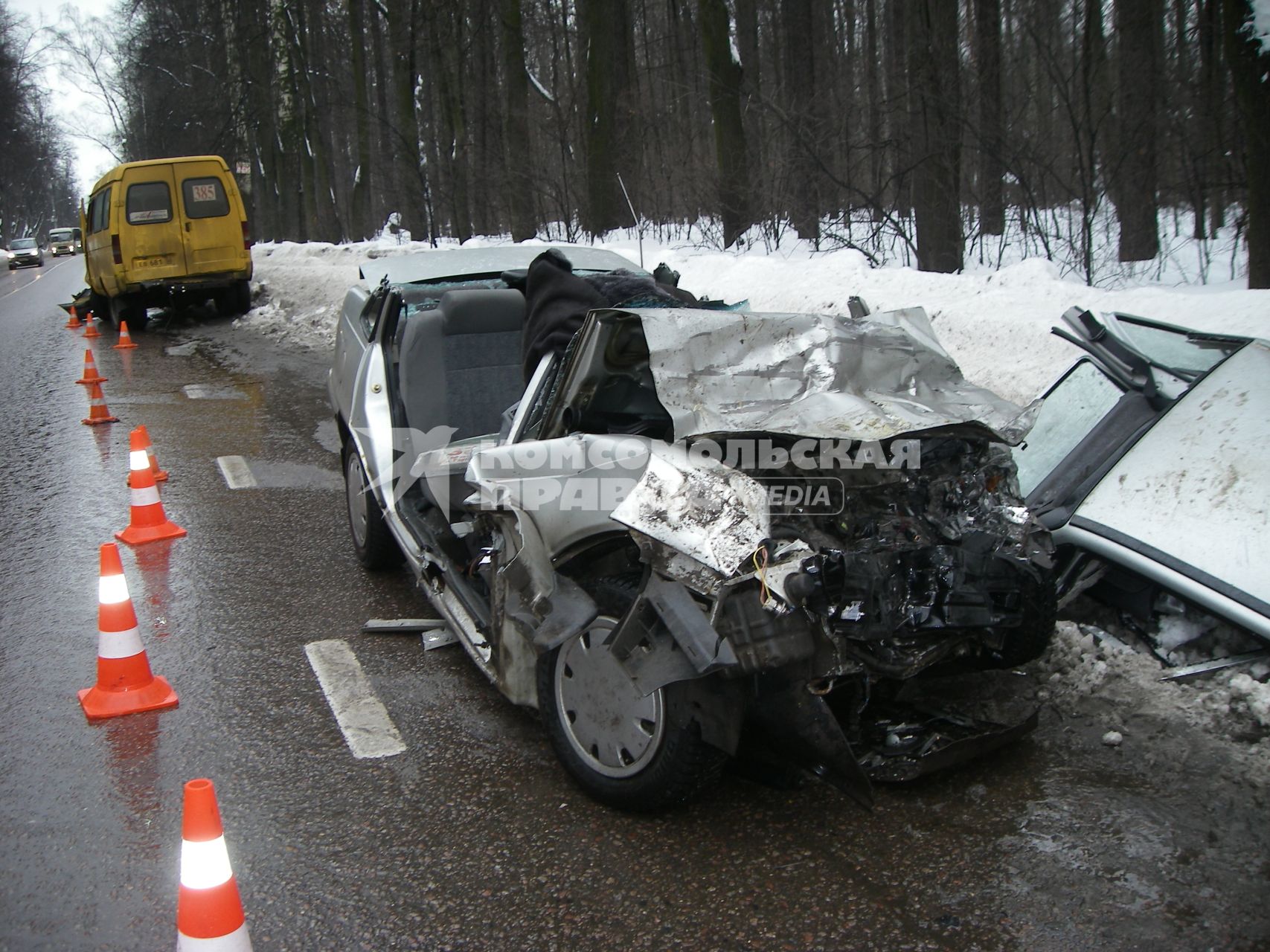 25 февраля 2010 года. Авария . Машина. Маршрутка. Маршрутное такси. Улица. Зима. Снег.