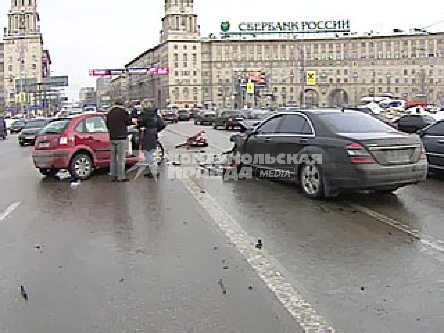 25 февраля 2010 года. Авария на Ленинском проспекте, в которой погибли врачи Ольга Александрина и Вера Сидельникова и пострадал вице-президент компании ЛУКОЙЛ Анатолий Барков. Машина. Проспект. Улица. Зима.