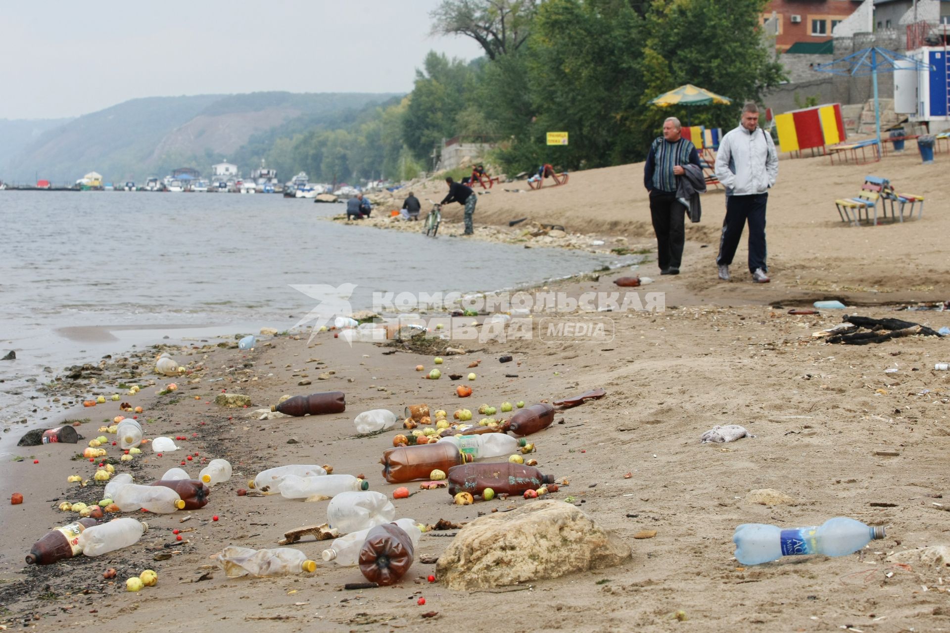 13.09.2010 Самара, Россия. Мусор на пляже на берегу Волги.