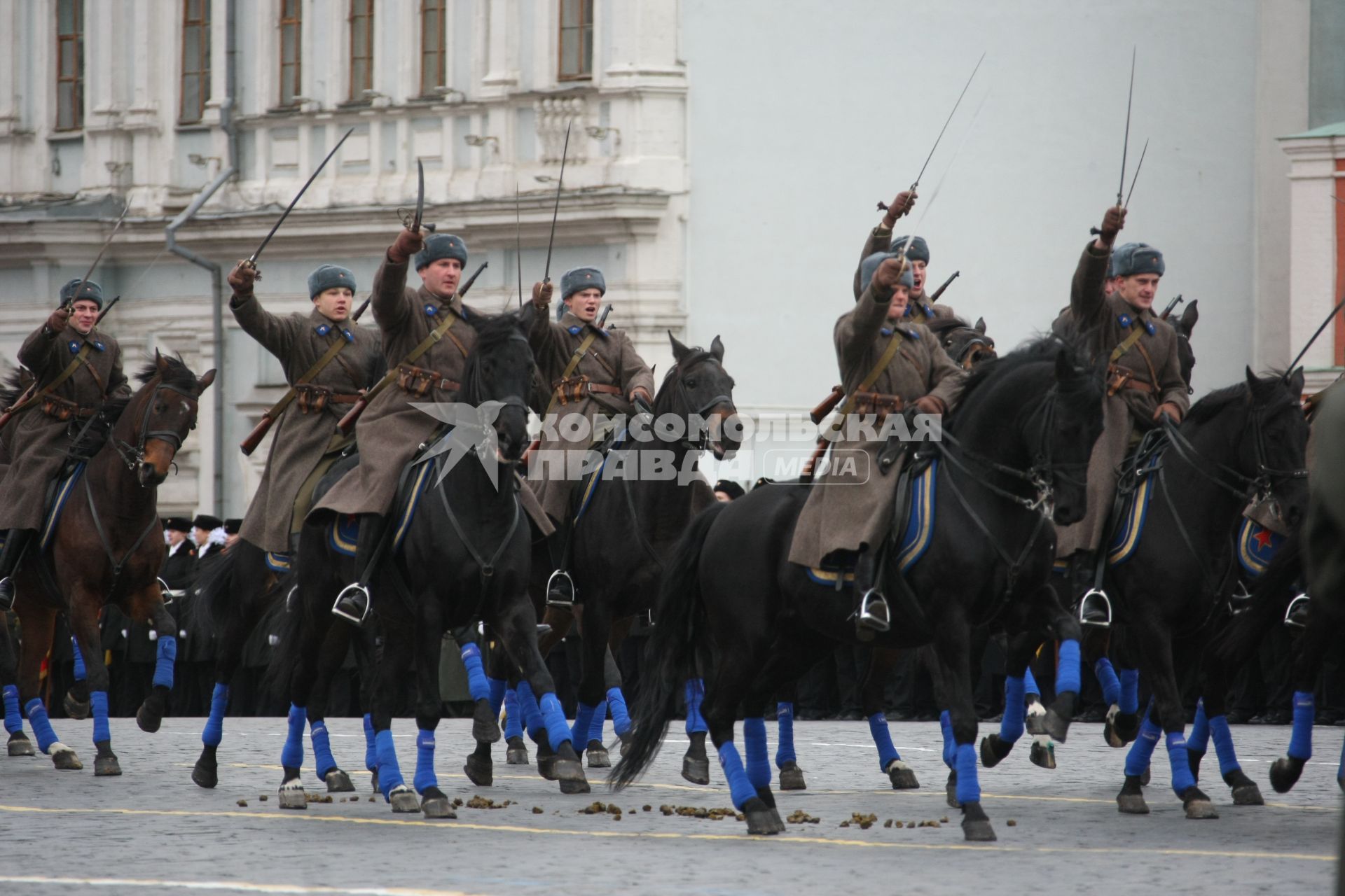 7 ноября 2008 года. Красная площадь. Торжественное шествие в честь 67-й годовщины военного парада 1941 года. Солдат. Кавалерия. Наступление. Атака. Конь.