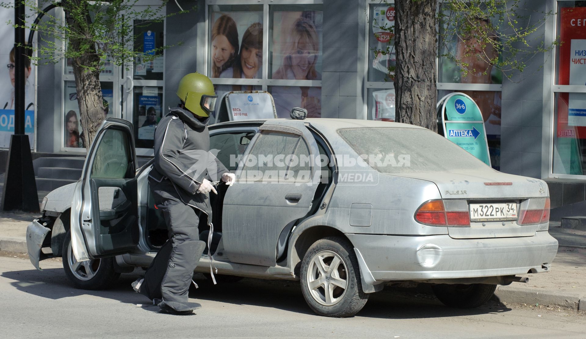 3 мая 2010, Волгоград. Осмотр сапером брошенного автомобиля, на котором какой-то умник еще написал \" Аллах акбар! \".