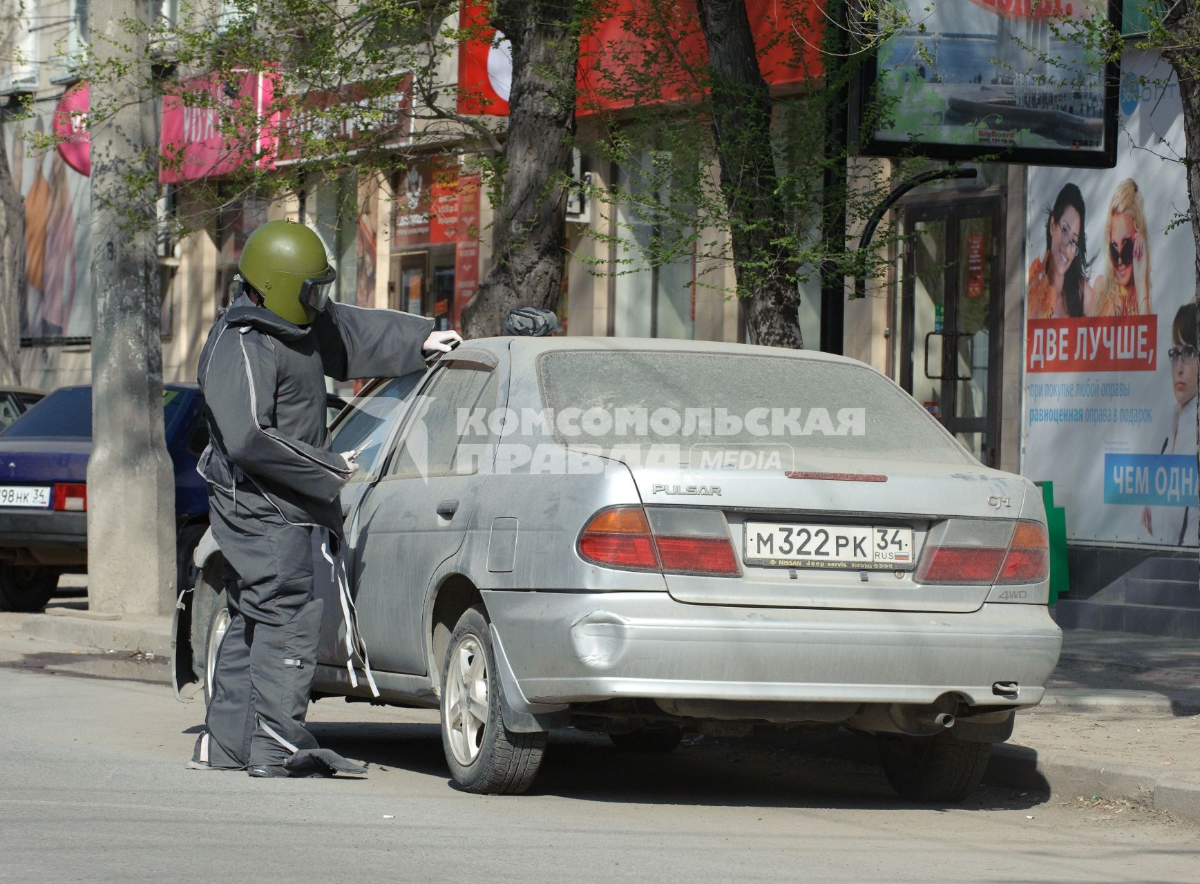 3 мая 2010, Волгоград. Осмотр сапером брошенного автомобиля, на котором какой-то умник еще написал \" Аллах акбар! \".