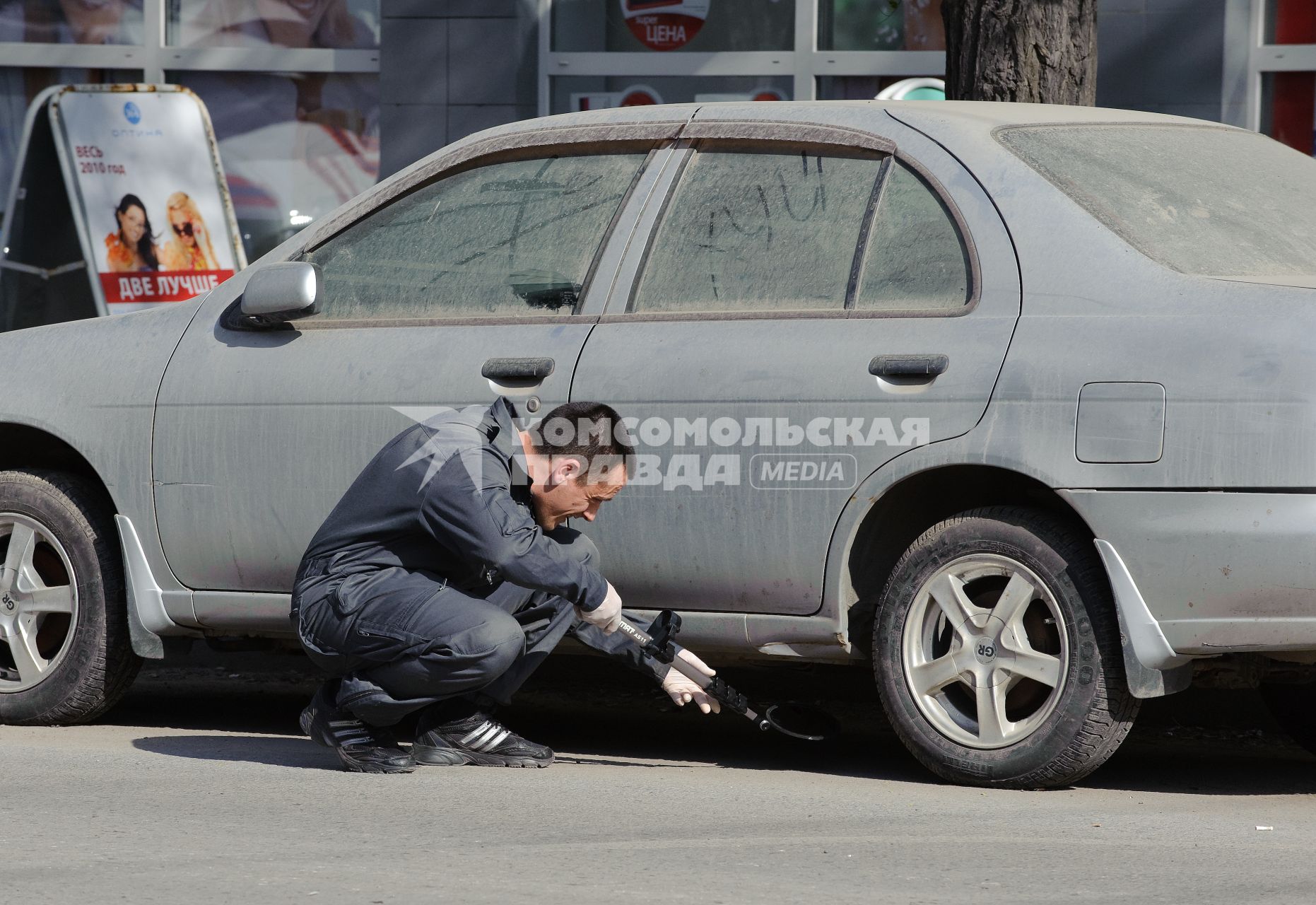 3 мая 2010, Волгоград. Осмотр сапером брошенного автомобиля, на котором какой-то умник еще написал \" Аллах акбар! \".