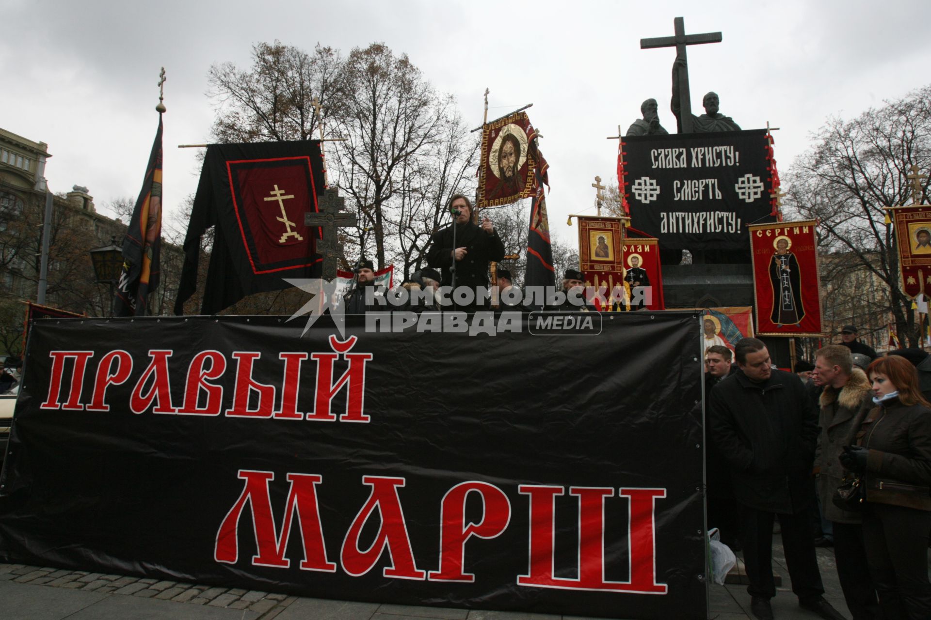 4 ноября 2006 года. День народного единства в Москве. На снимке: митинг православно-патриотических организаций, проведенного в рамках РУССКОГО МАРША на Славянской площади. Верующие. Крест. Хоругвь. Флаг. Правый марш.