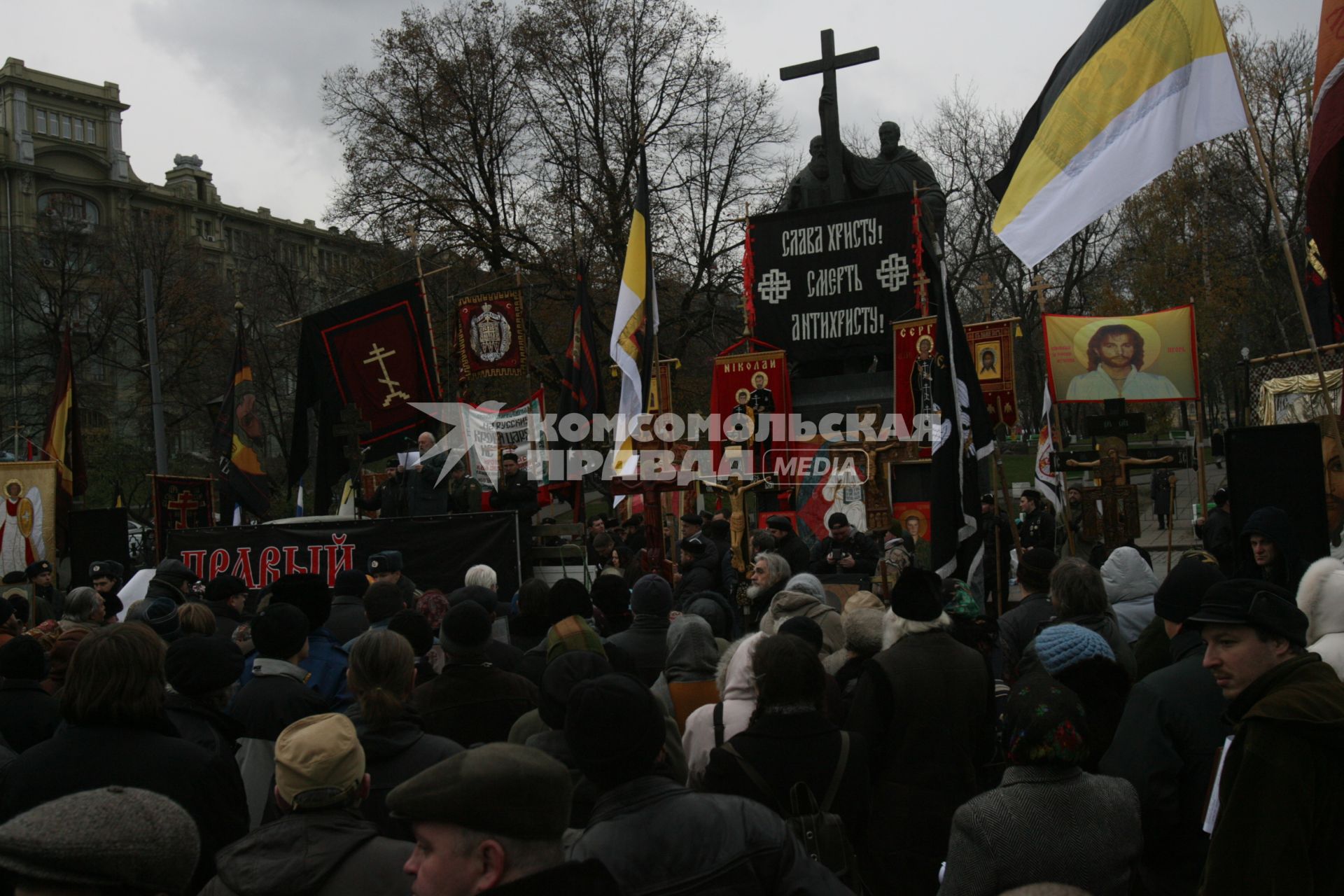 4 ноября 2006 года. День народного единства в Москве. На снимке: митинг православно-патриотических организаций, проведенного в рамках РУССКОГО МАРША на Славянской площади. Верующие. Крест. Хоругвь. Флаг. Толпа. Народ.