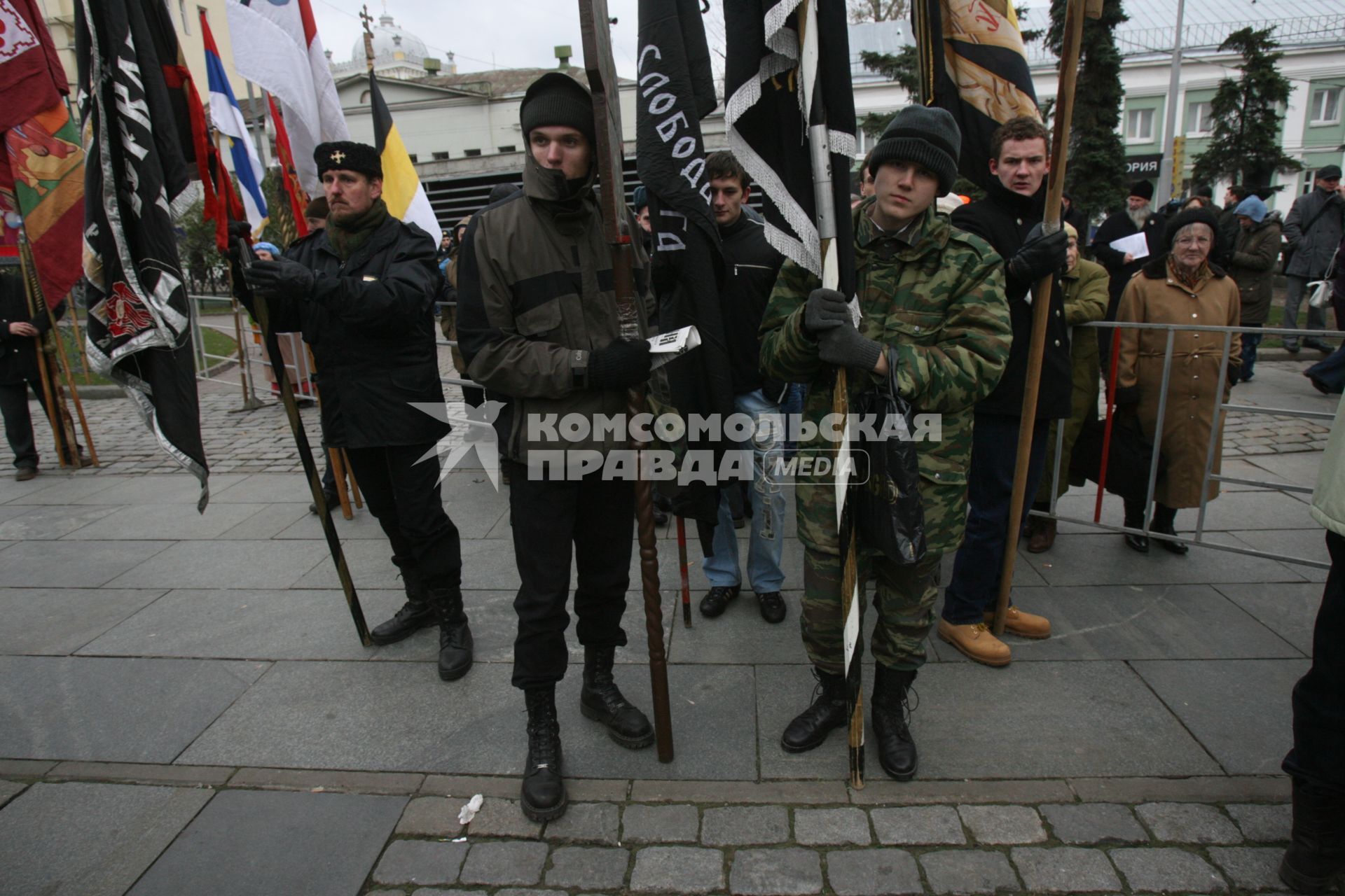 4 ноября 2006 года. День народного единства в Москве. На снимке: митинг православно-патриотических организаций, проведенного в рамках РУССКОГО МАРША на Славянской площади. Верующие. Крест. Хоругвь. Флаг.