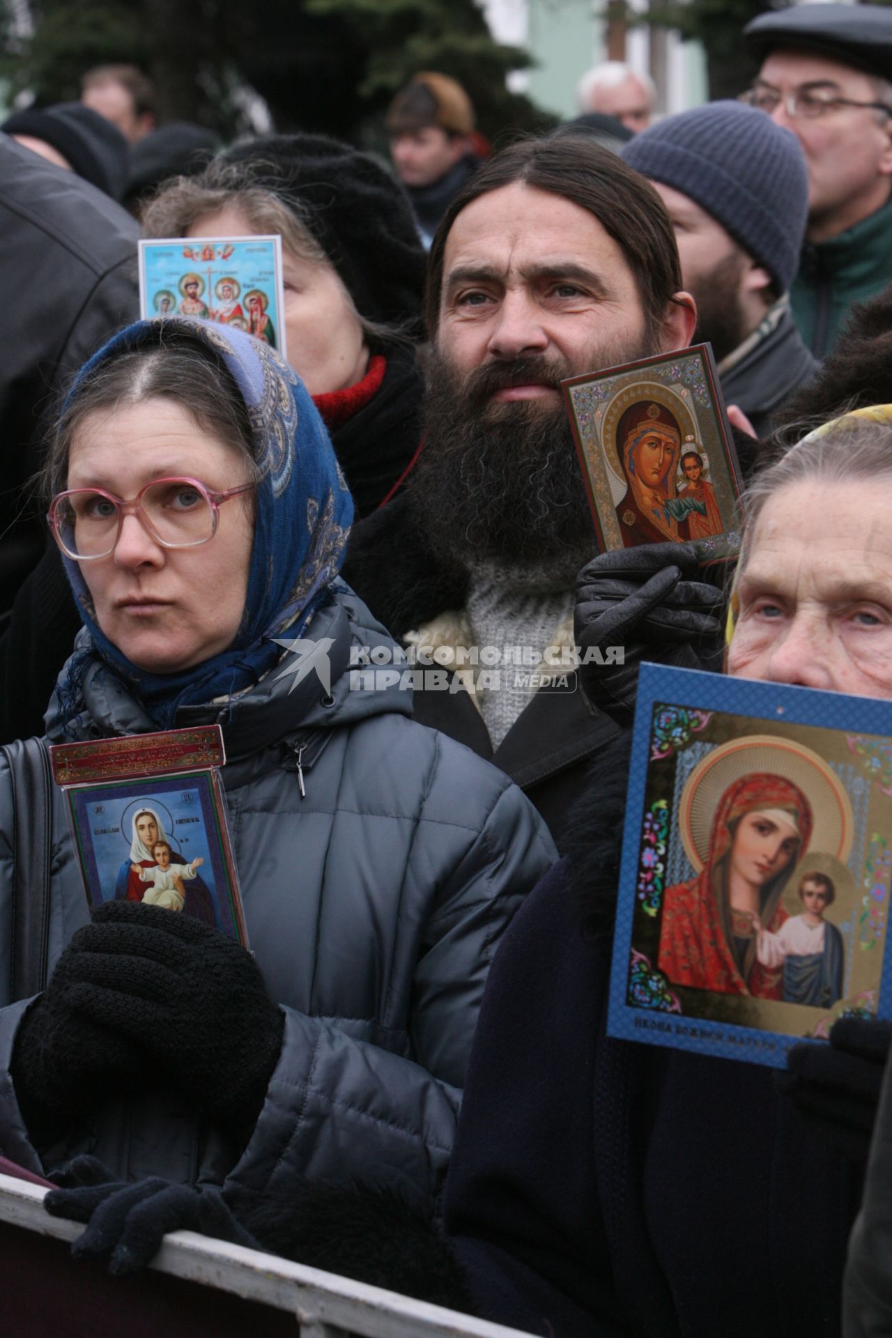 4 ноября 2006 года. День народного единства в Москве. На снимке: митинг православно-патриотических организаций, проведенного в рамках РУССКОГО МАРША на Славянской площади. Верующие. Икона.